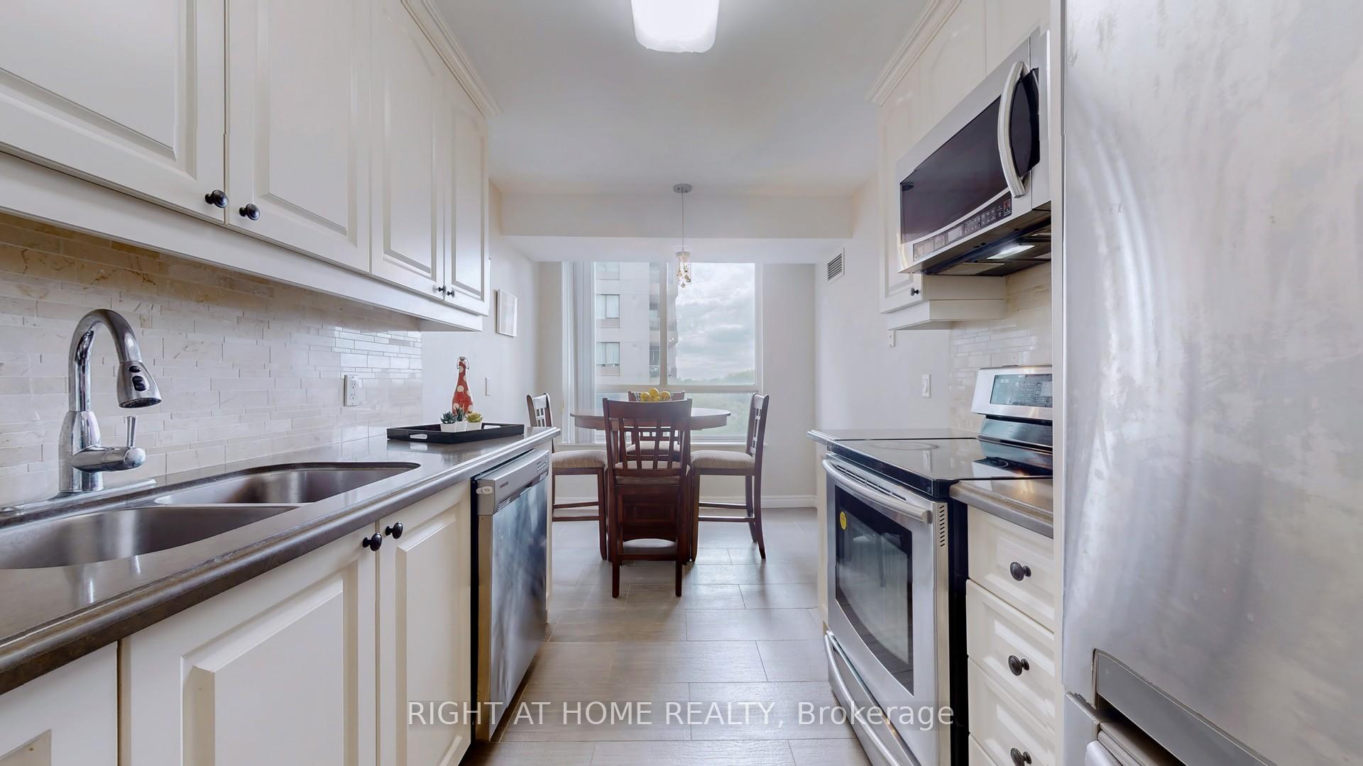 3 Bedrooms Condo at 18 Parkview, Toronto For sale