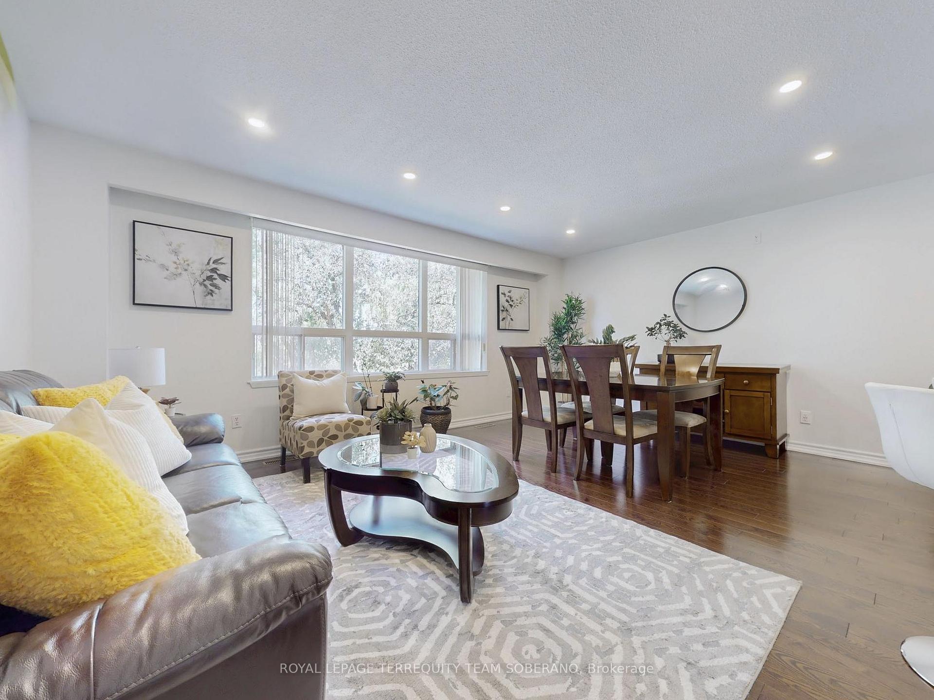3 Bedrooms Condo at 8 Village Greenway, Toronto For sale