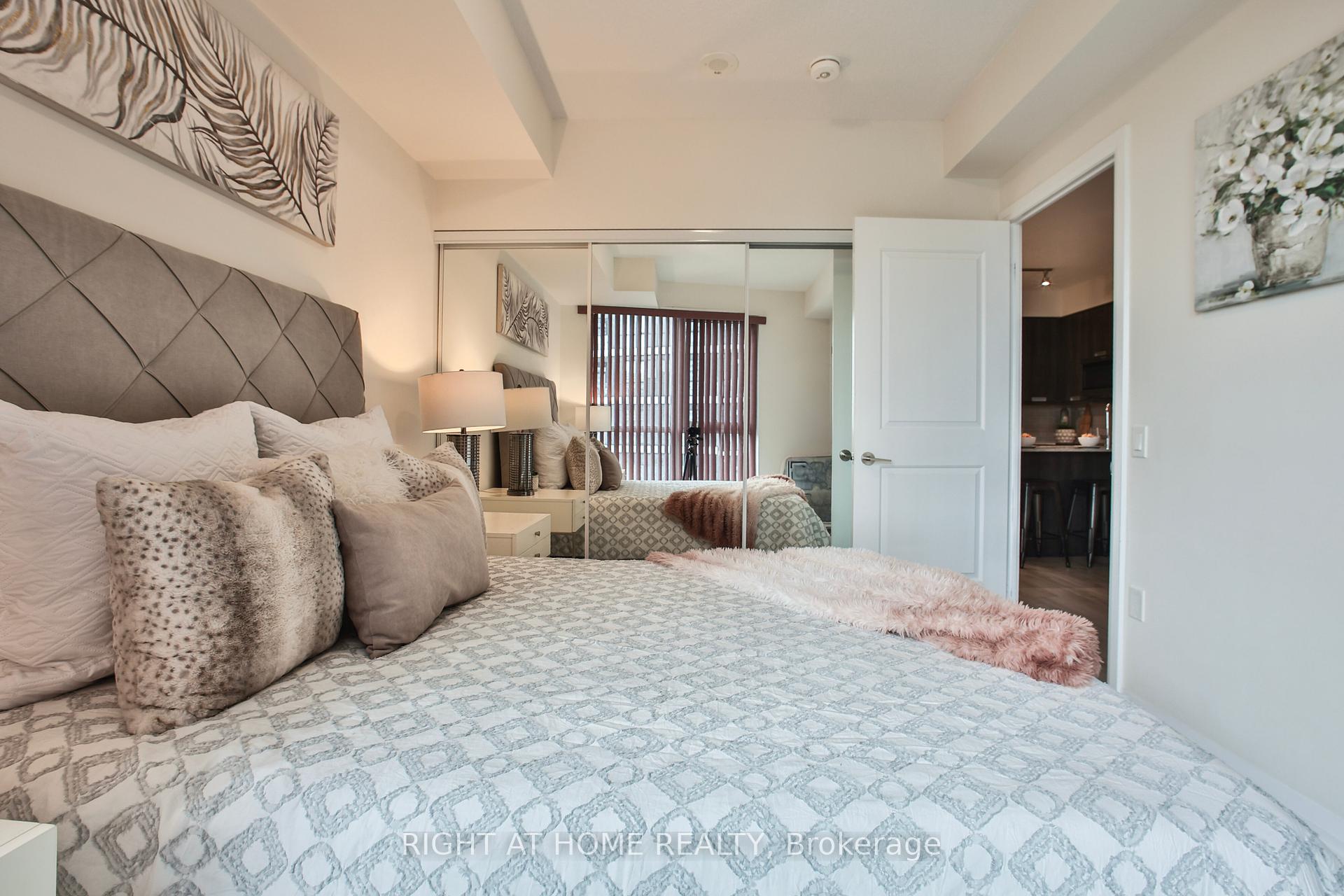 1 Bedroom Condo at 35 WATERGARDEN, Mississauga For sale