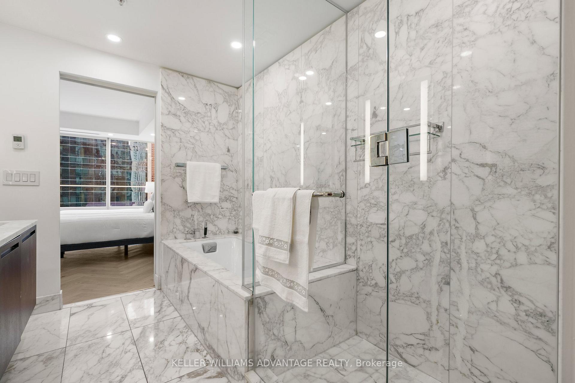 2 Bedrooms Condo at 180 University, Toronto For sale