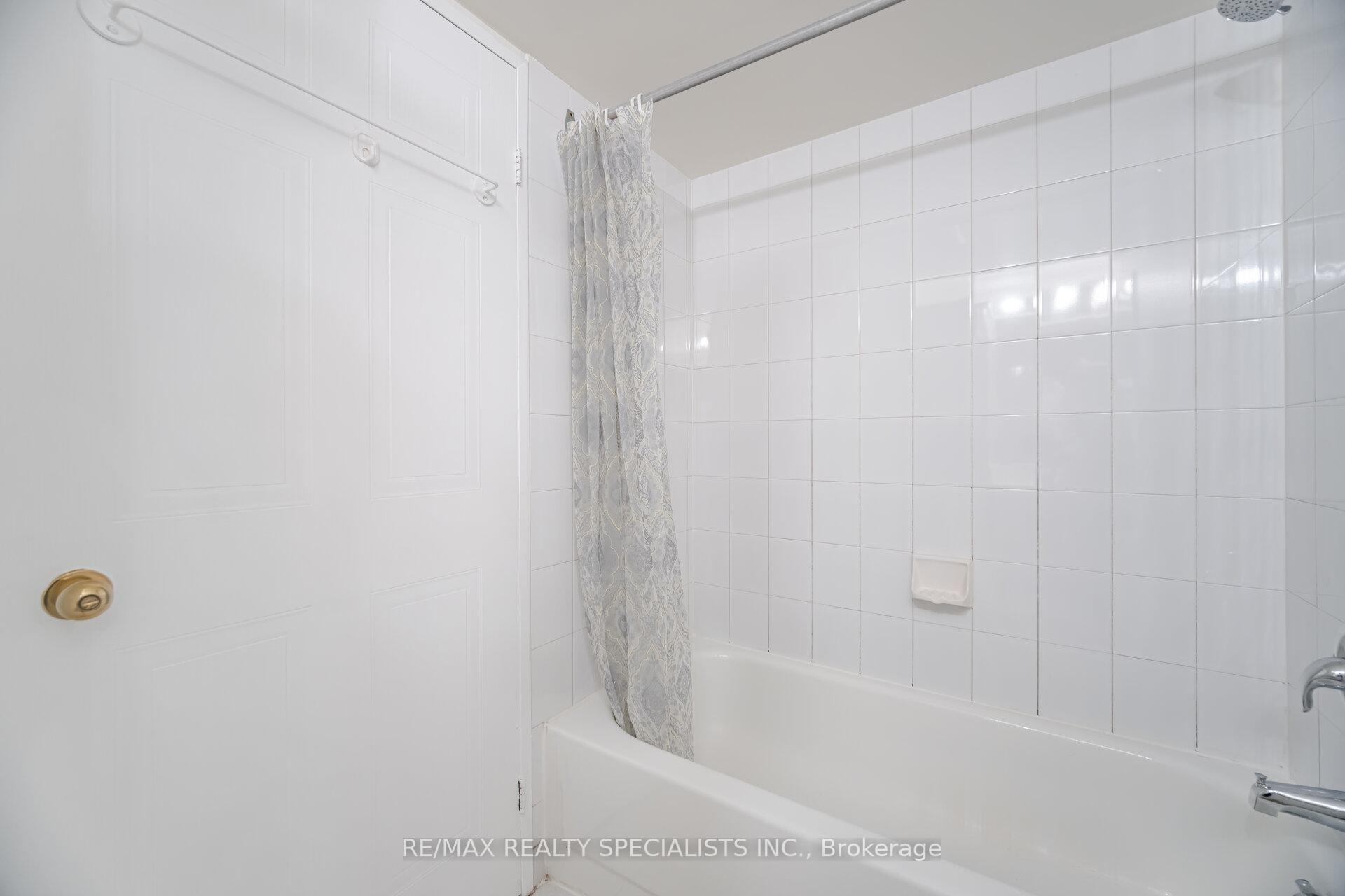 3 Bedrooms Co-op at 350 Webb, Mississauga For sale