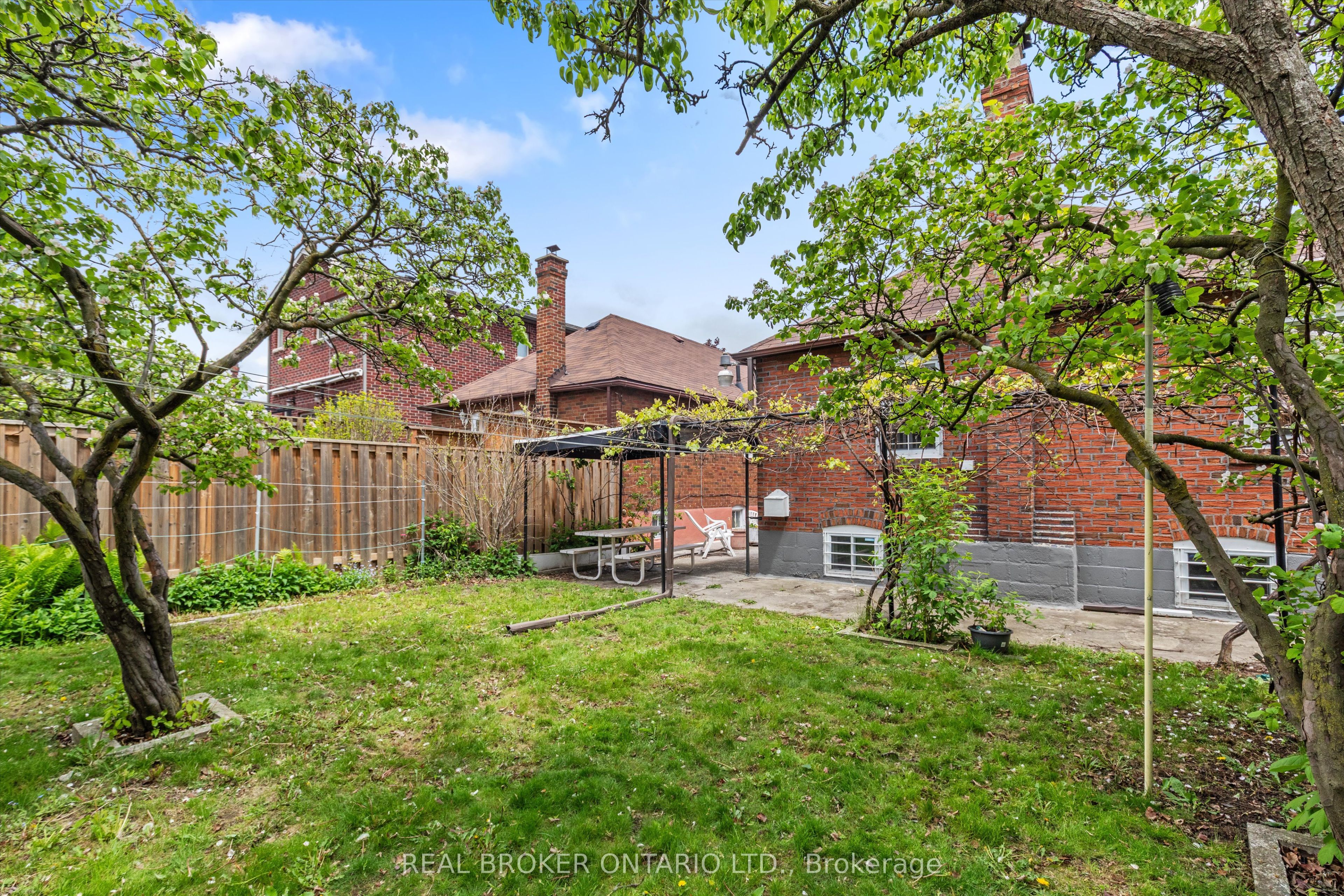 882 Coxwell Avenue