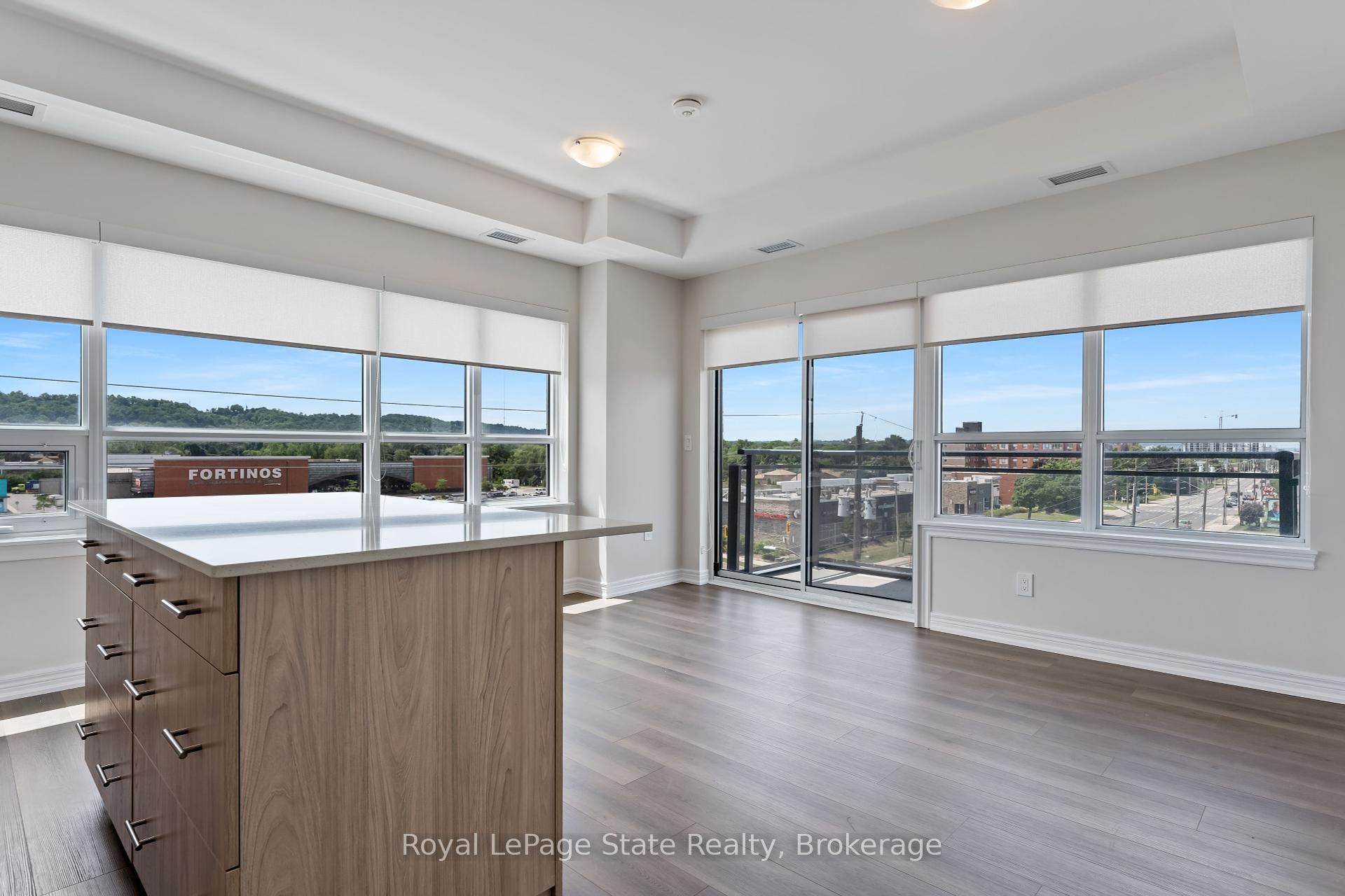 2 Bedrooms Condo at 121 8,  Hamilton For sale