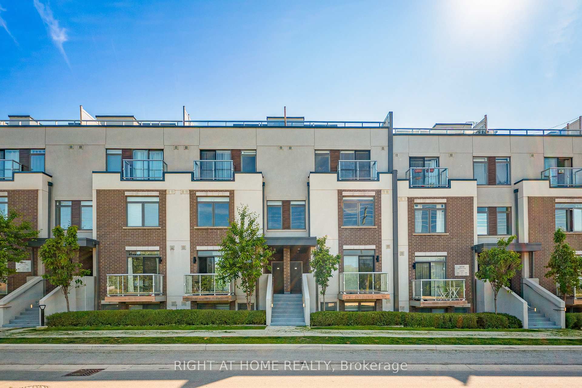 2 Bedrooms Condo at 3058 Sixth, Oakville For sale