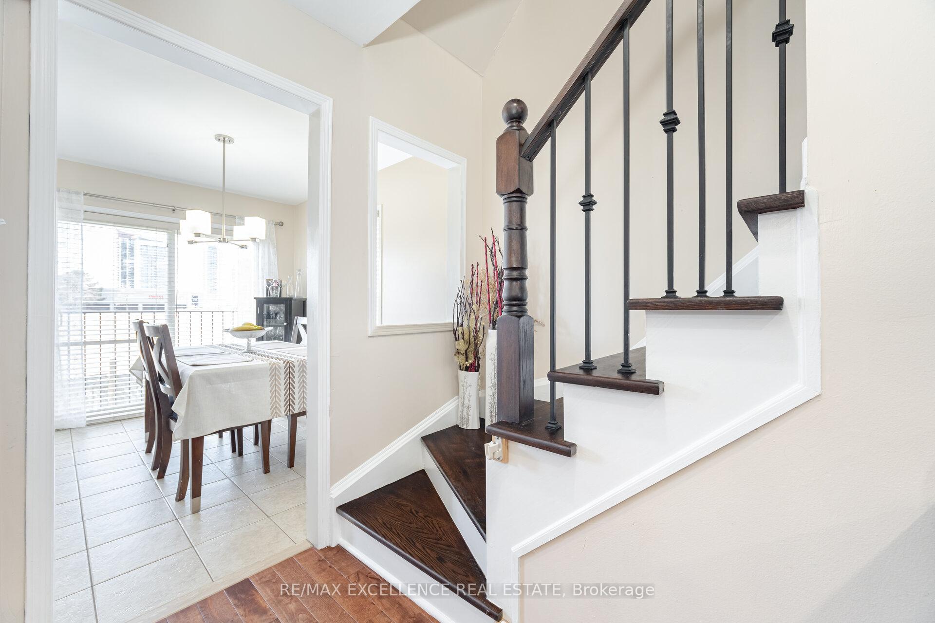 3 Bedrooms Condo at 4950 Albina, Mississauga For sale