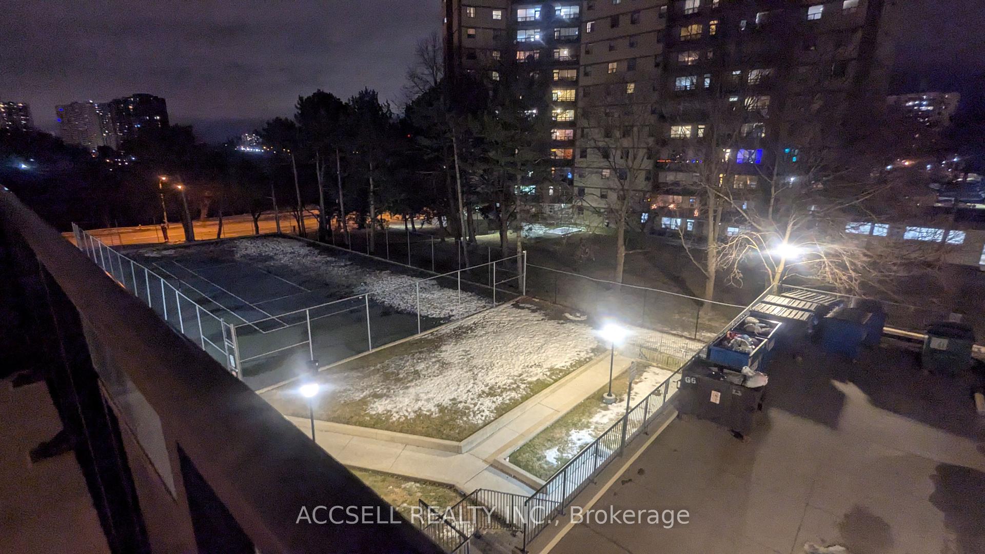 3 Bedrooms Condo at 15 La Rose, Toronto For sale