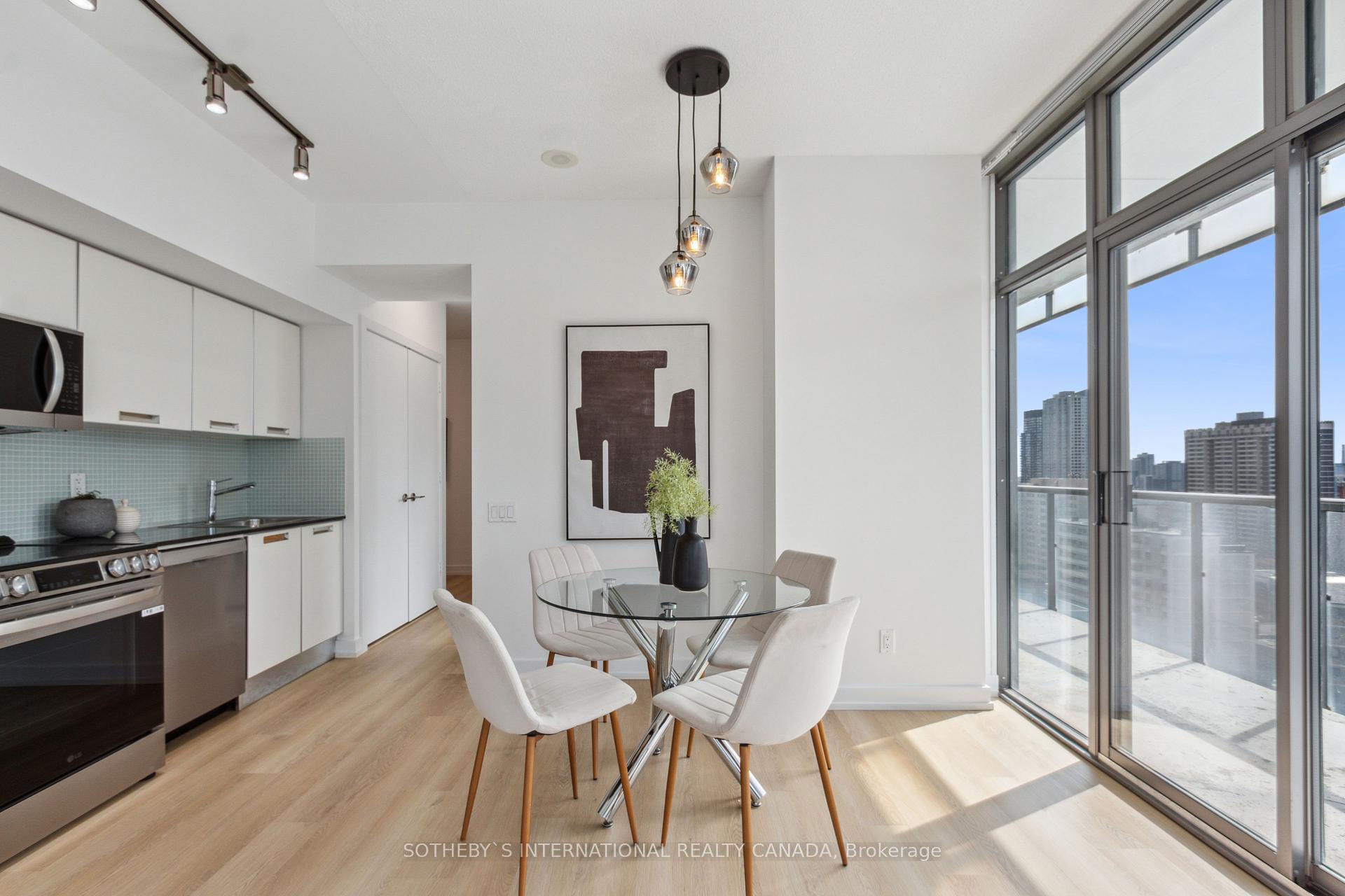2 Bedrooms Condo at 33 Charles,  Toronto For sale