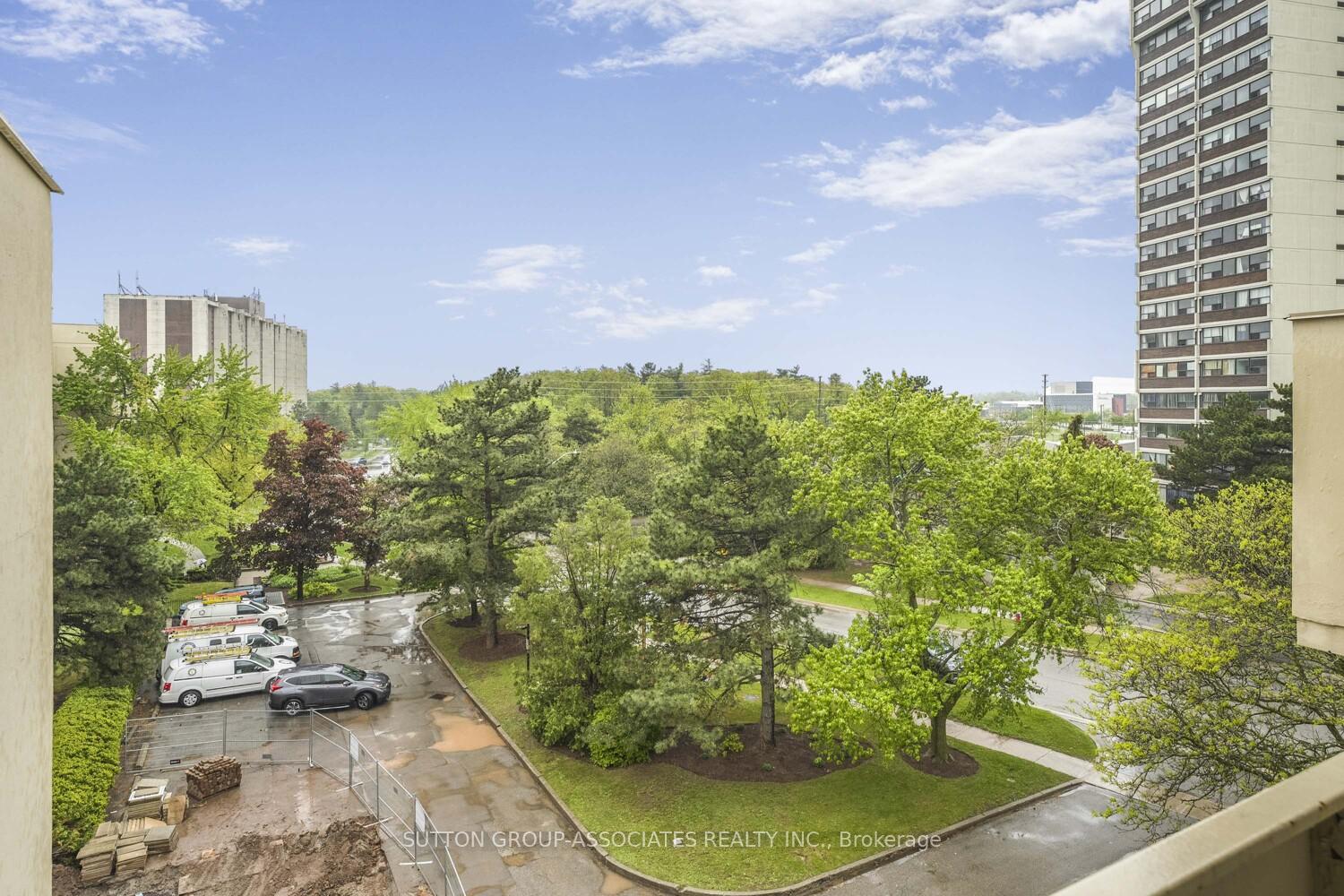 3 Bedrooms Condo at 1300 Marlborough, Oakville For sale