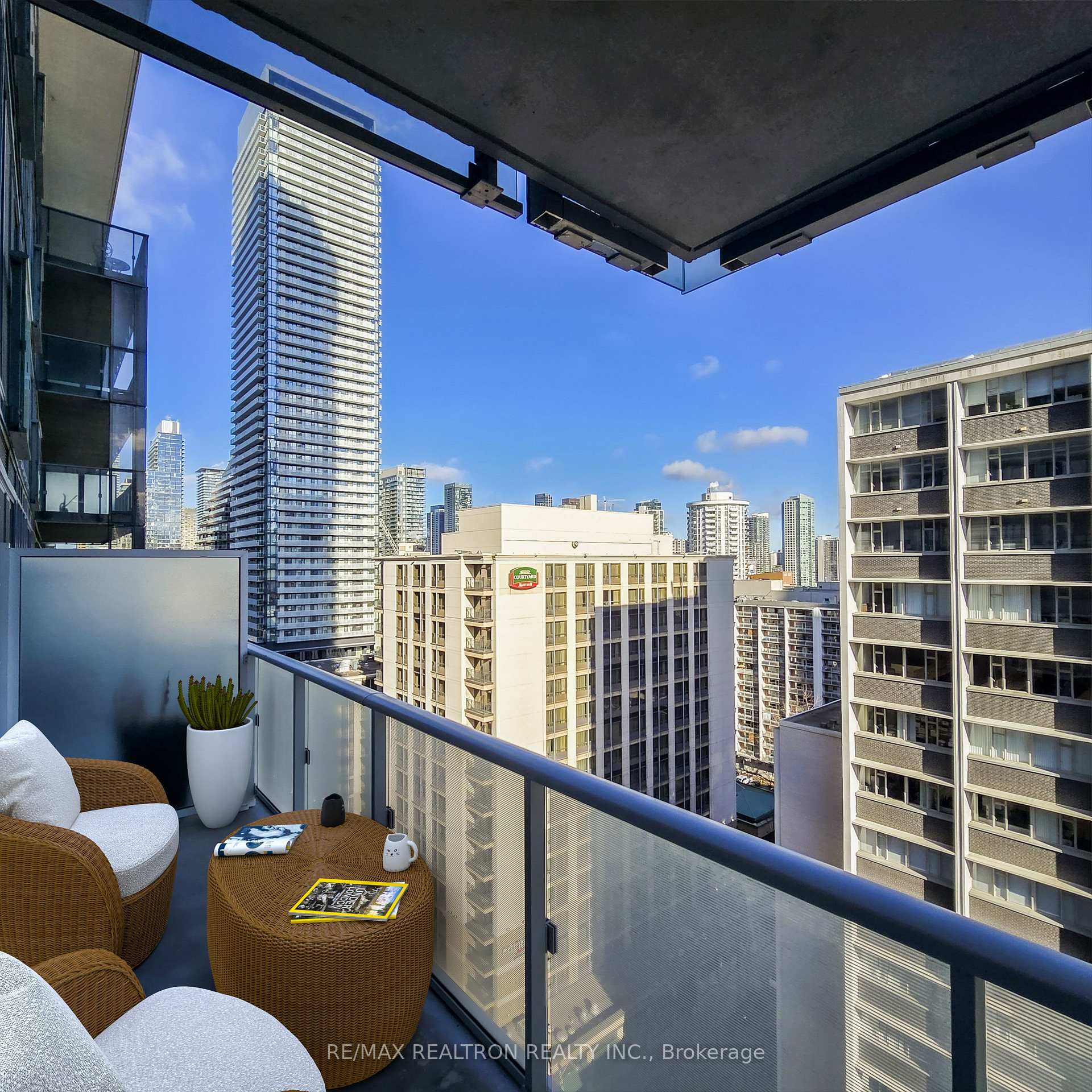 2 Bedrooms Condo at 7 Grenville, Toronto For sale