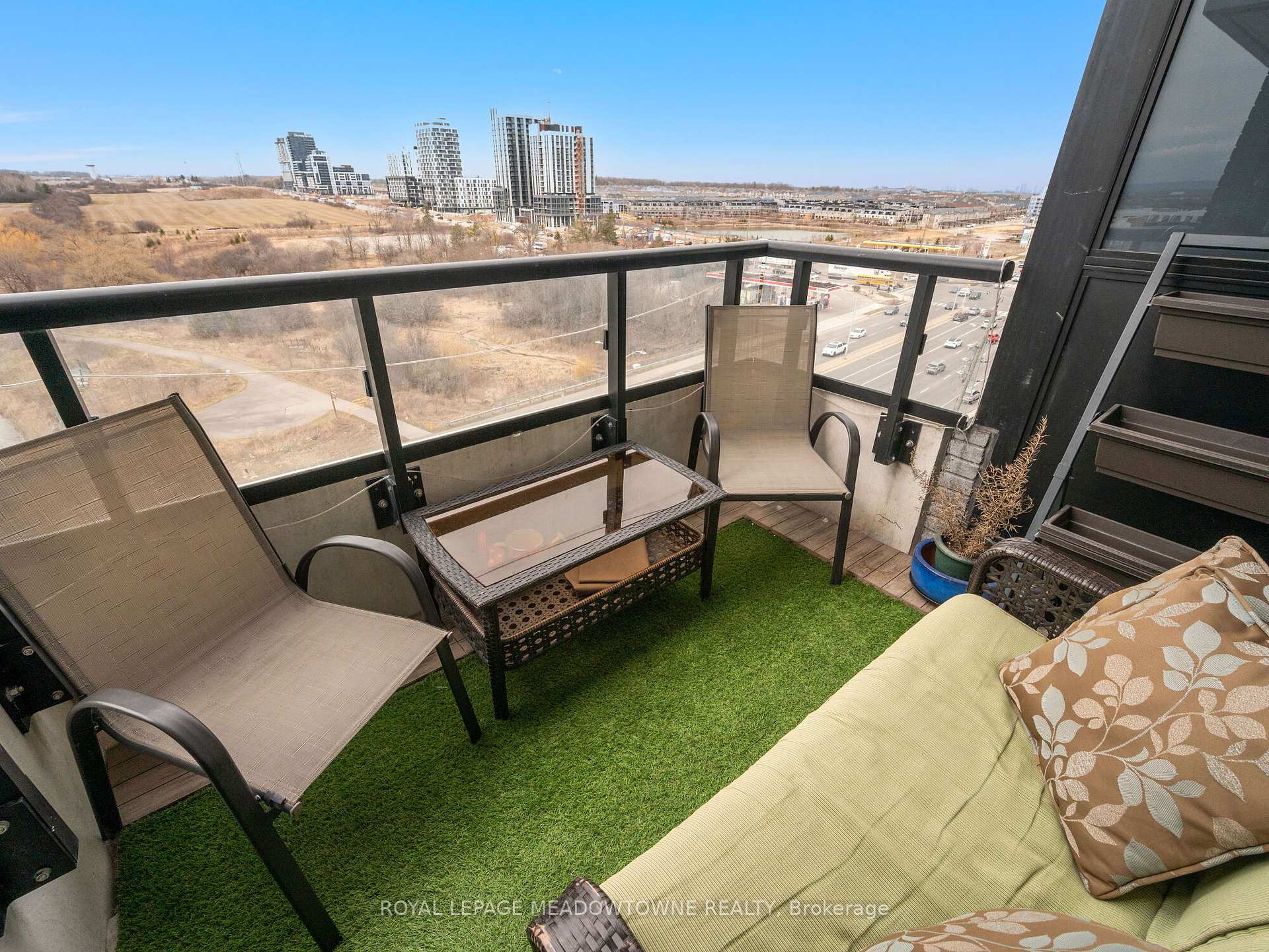 2 Bedrooms Condo at 2489 Taunton, Oakville For sale