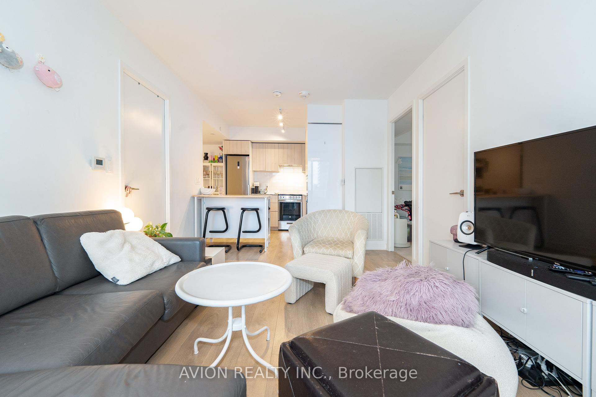 3 Bedrooms Condo at 501 yonge, Toronto For sale