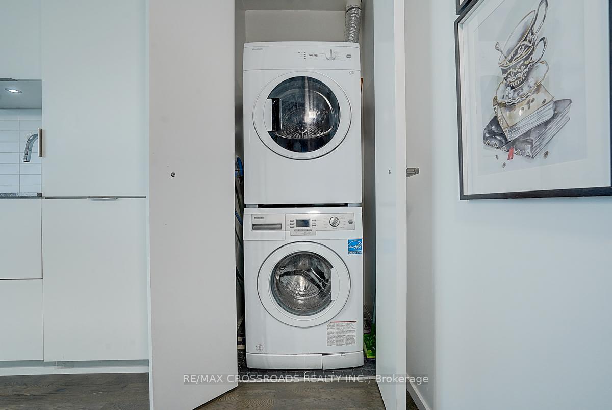 2 Bedrooms Condo at 5 St Joseph, Toronto For sale