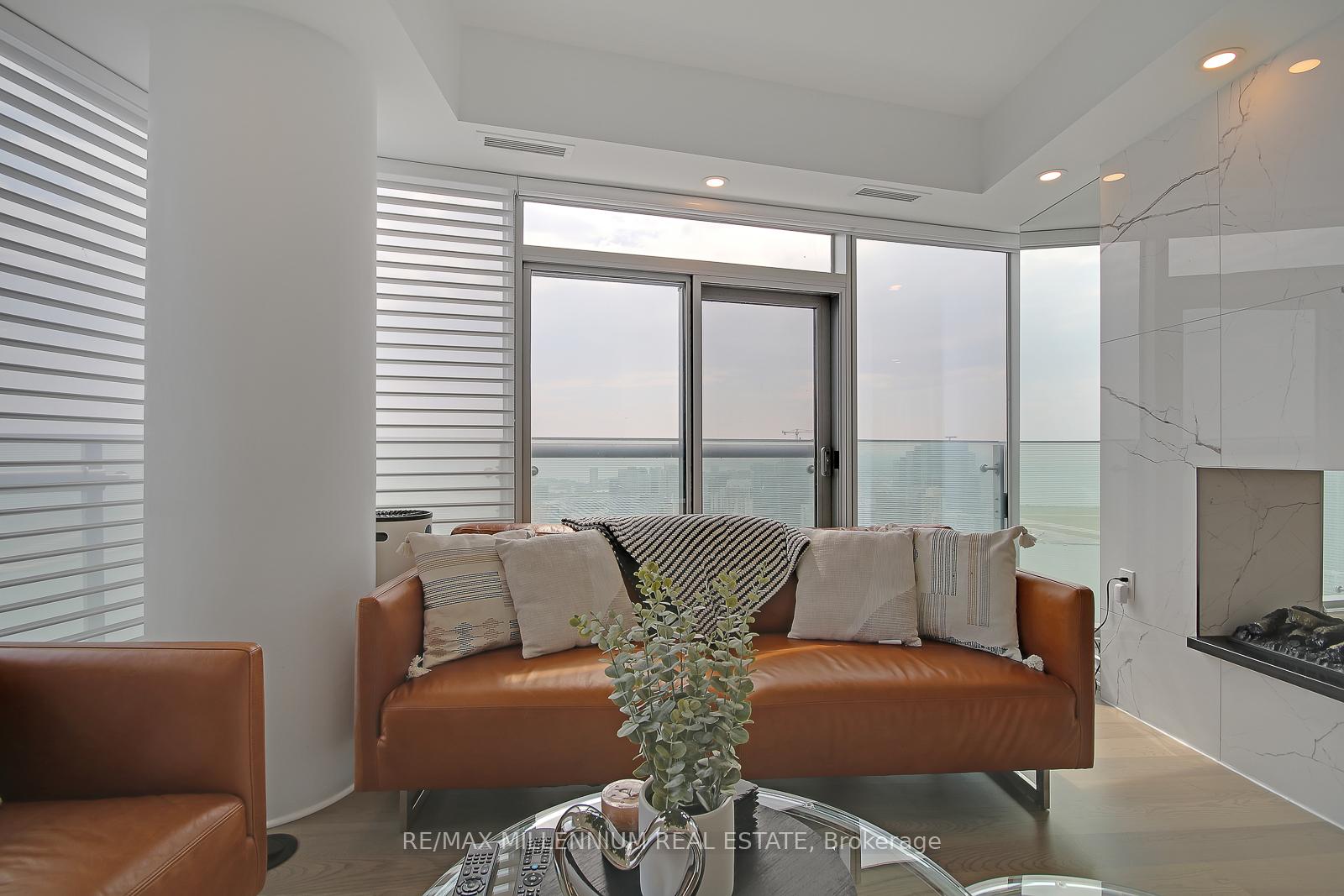3 Bedrooms Condo at 12 York,  Toronto For sale