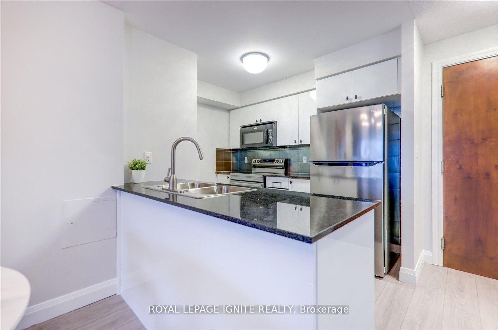 2 Bedrooms Condo at 310 Burnhamthorpe,  Mississauga For sale