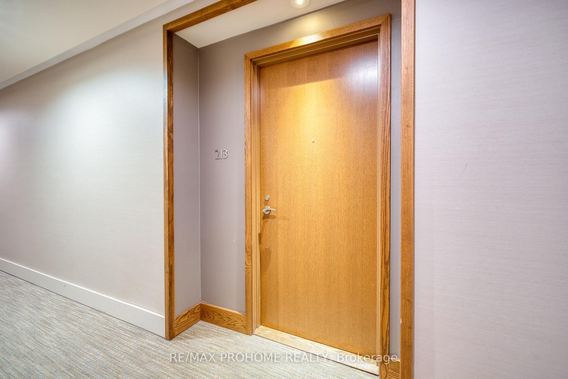 2 Bedrooms Condo at 21 Clairtrell, Toronto For sale