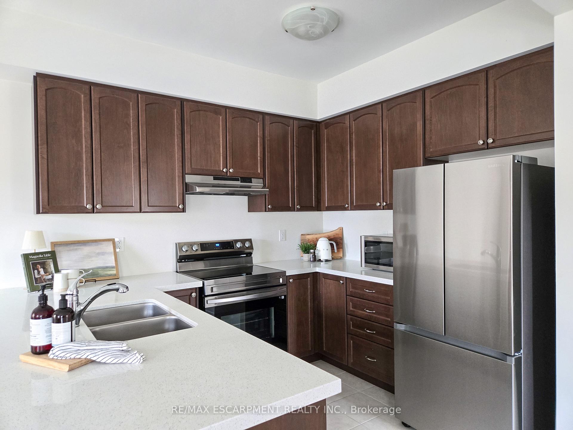 3 Bedrooms Condo at 305 Garner, Hamilton For sale
