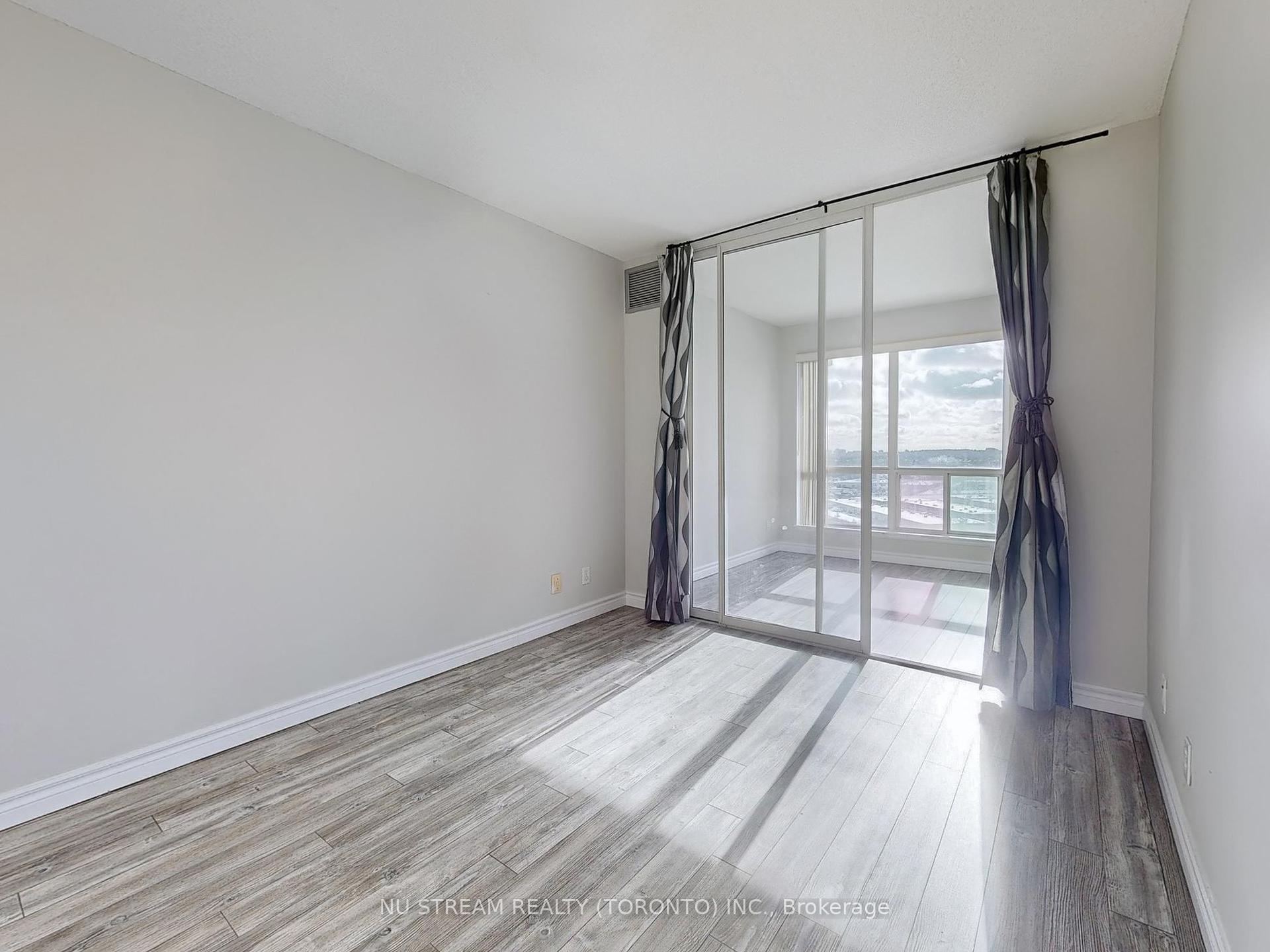 2 Bedrooms Condo at 18 Lee Centre,  Toronto For sale