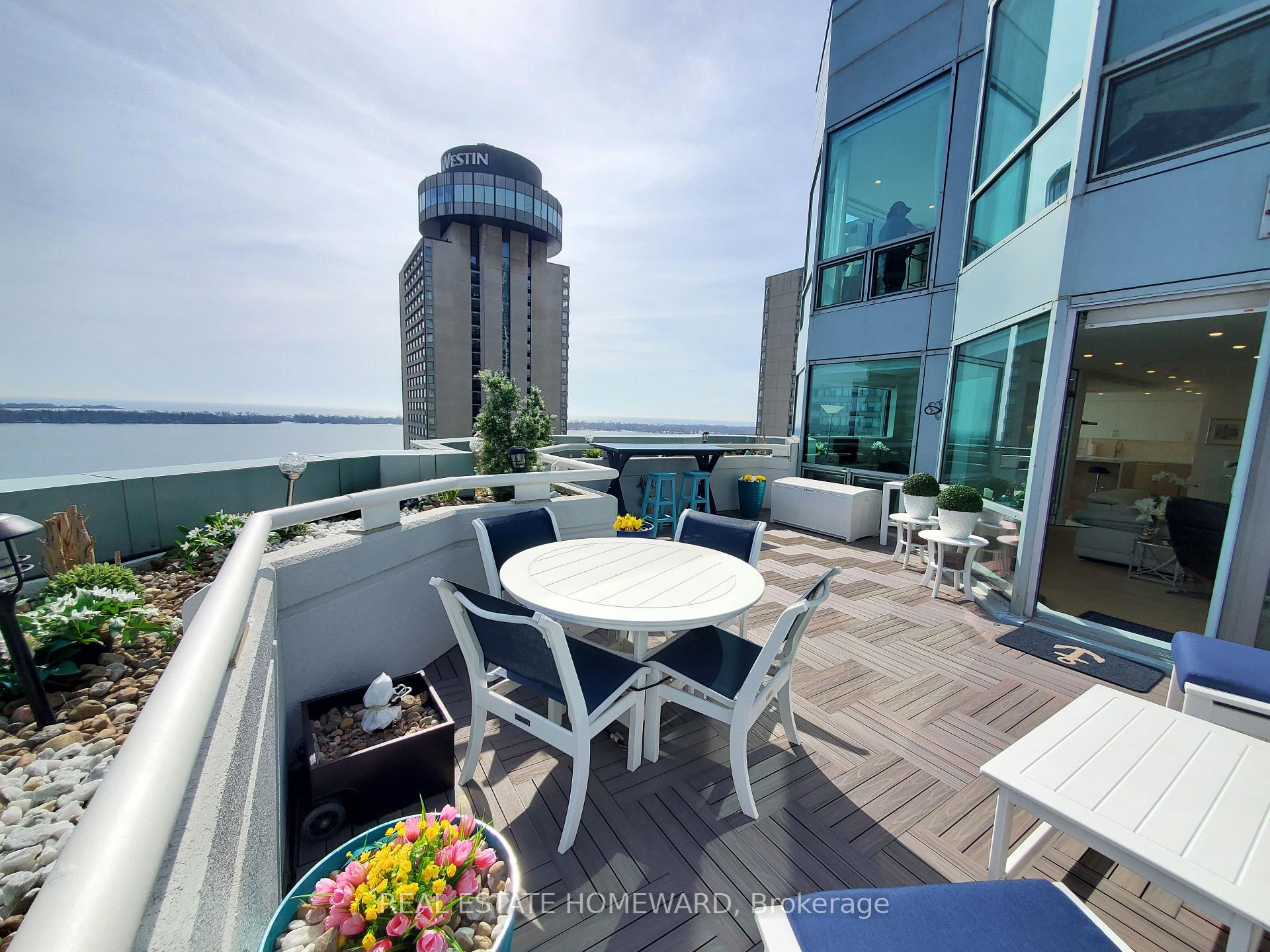 3 Bedrooms Condo at 10 Queens,  Toronto For sale