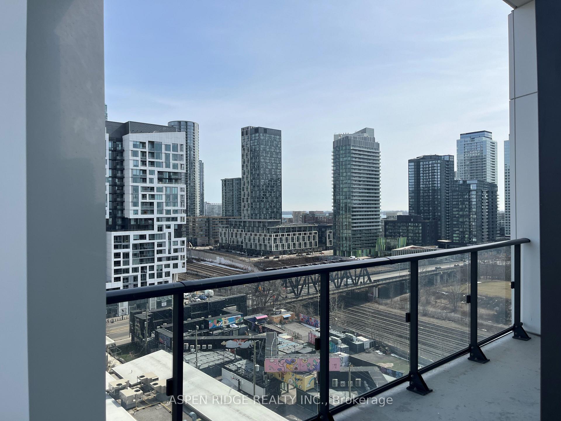 3 Bedrooms Condo at 9 TECUMSETH,  Toronto For sale