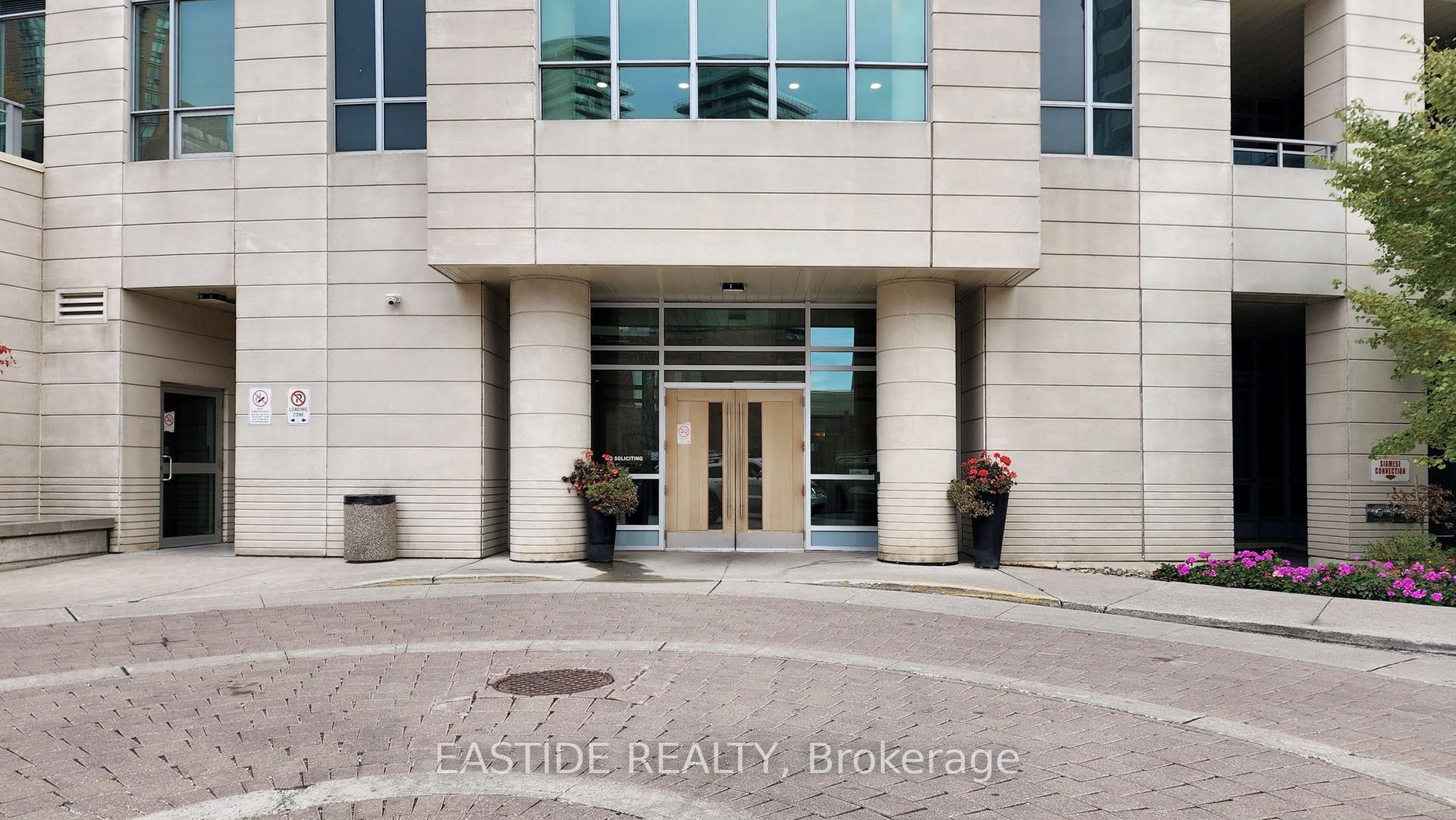 2 Bedrooms Condo at 18 Holmes, Toronto For sale
