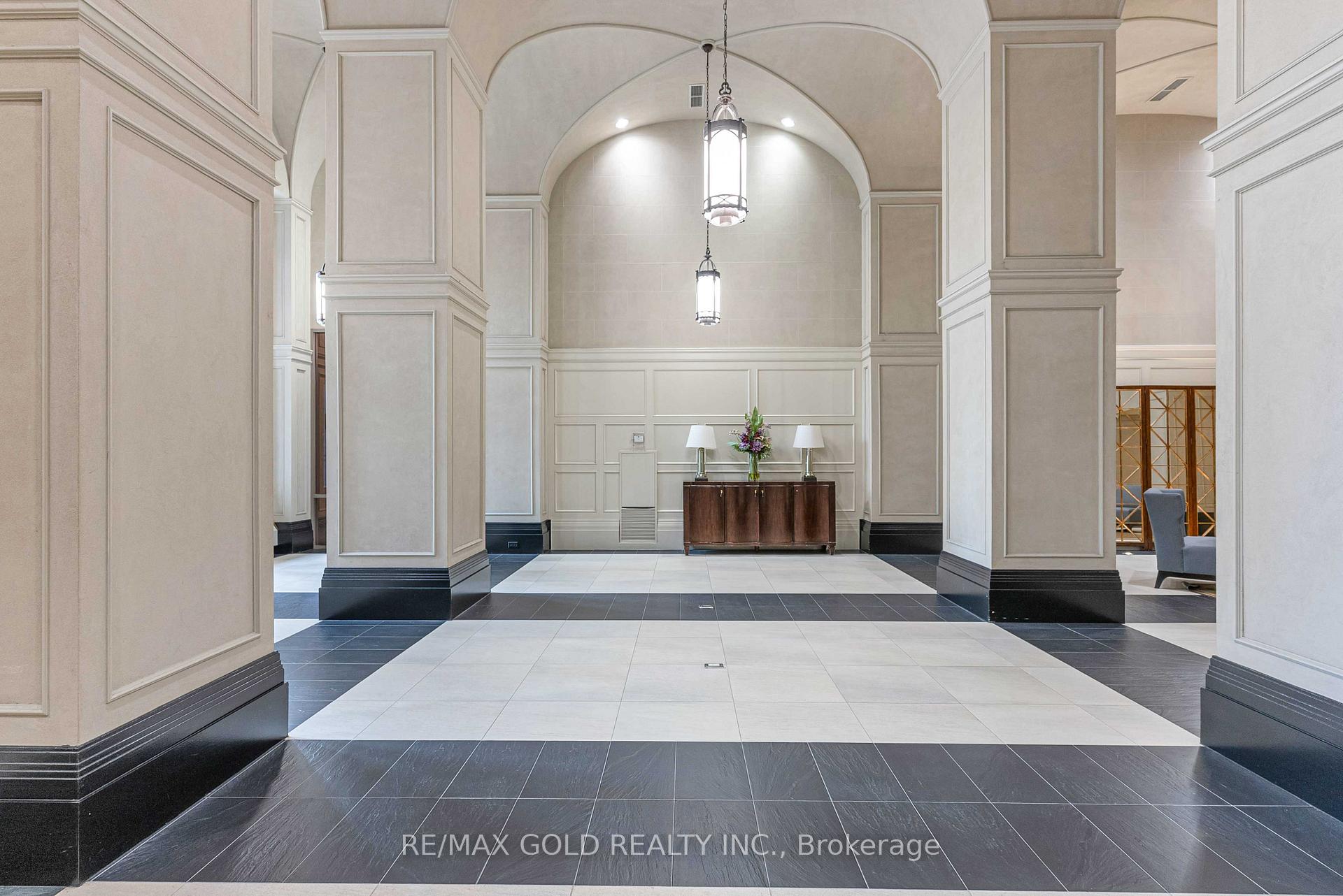 2 Bedrooms Condo at 388 Prince Of Wales, Mississauga For sale