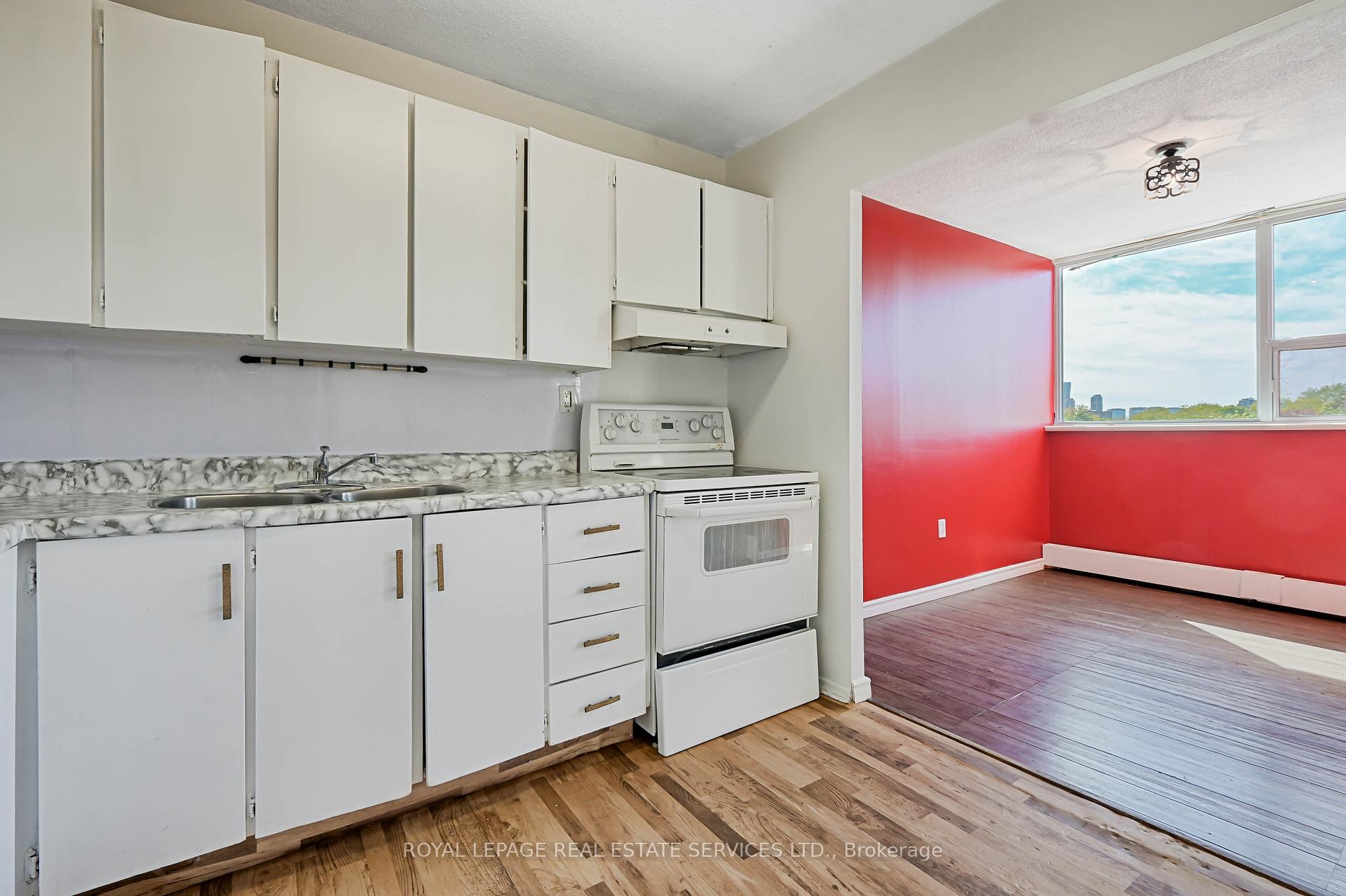 2 Bedrooms Condo at 530 Lolita, Mississauga For sale