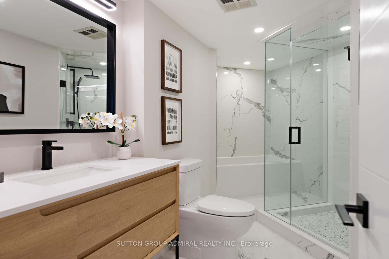 2 Bedrooms Condo at 7 Townsgate, Vaughan For sale