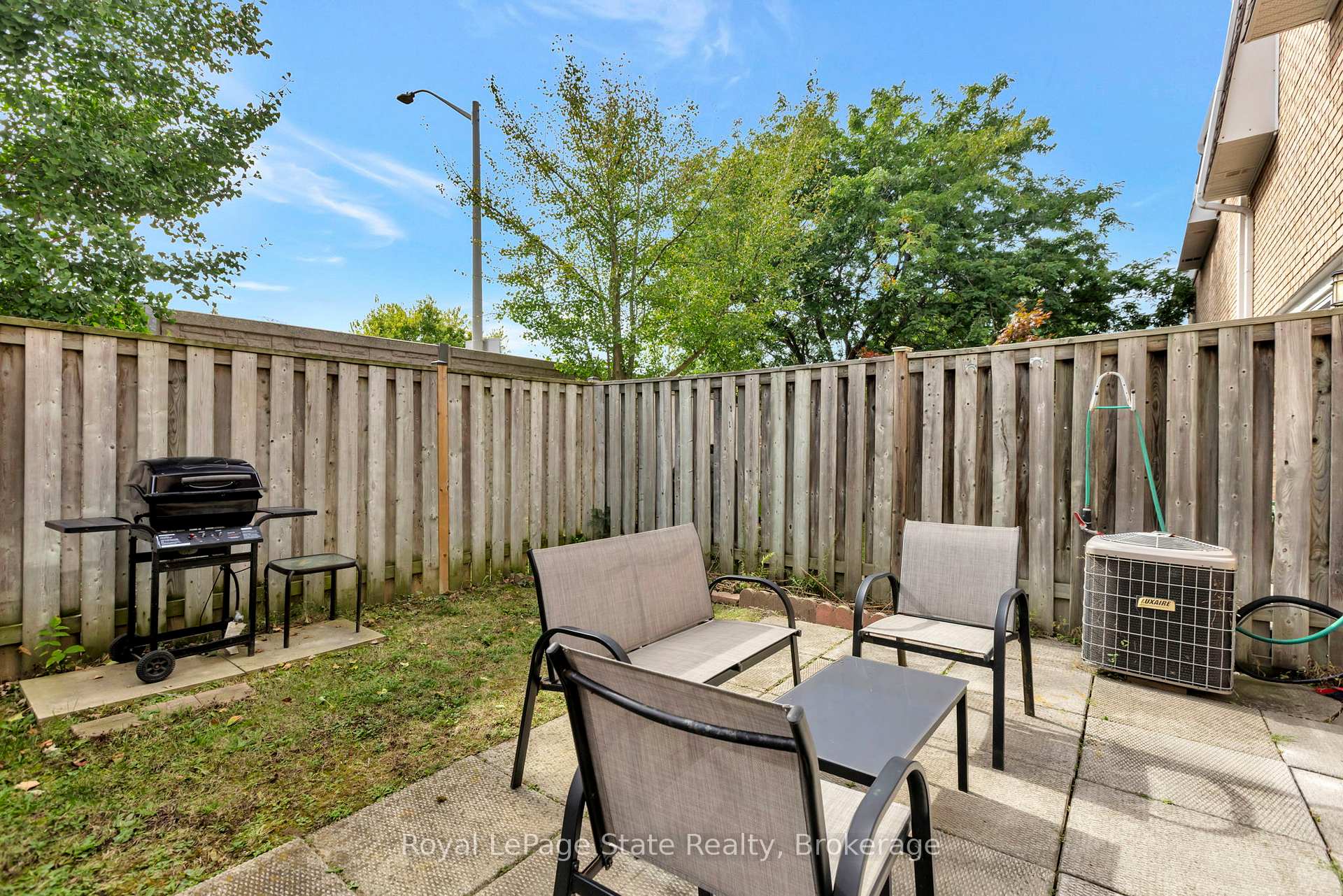 3 Bedrooms Condo at 11 Harrisford, Hamilton For sale