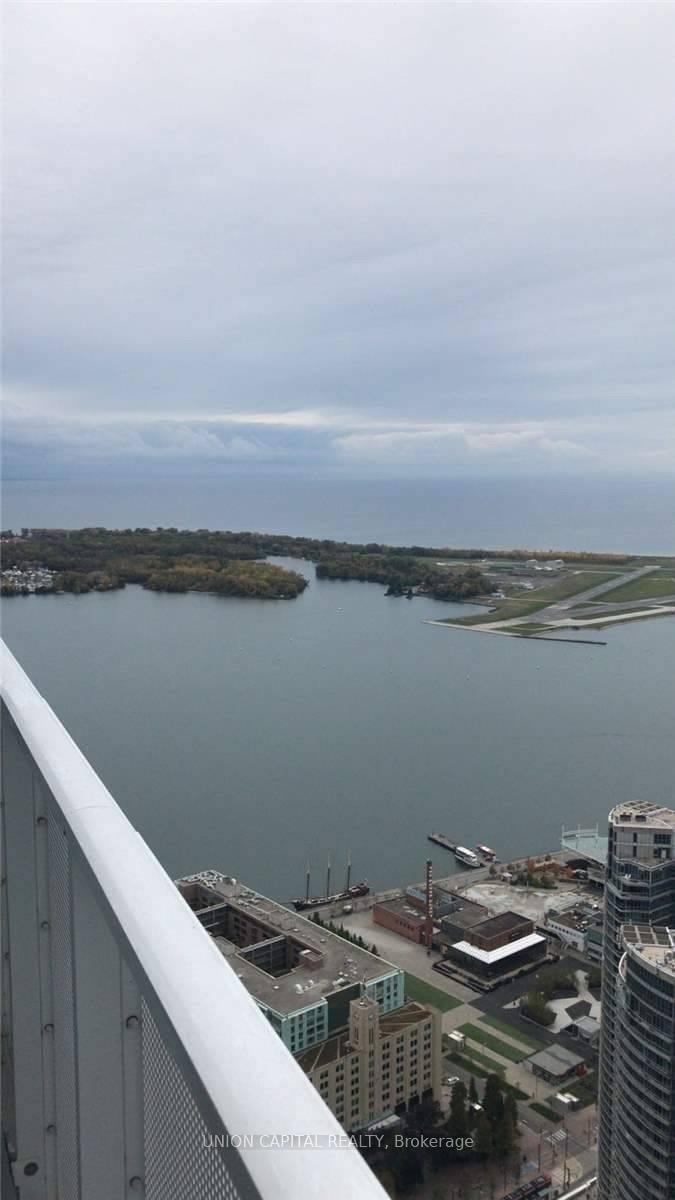 1 Bedroom Condo at 88 Harbour,  Toronto For sale