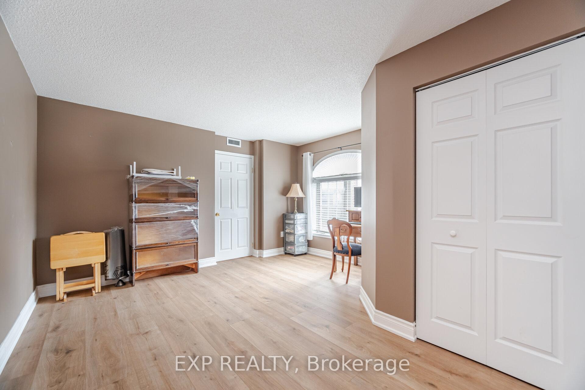2 Bedrooms Condo at 216 Plains, Burlington For sale