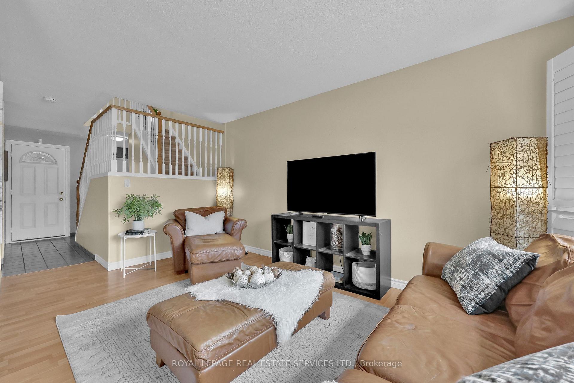 3 Bedrooms Condo at 3125 Fifth, Mississauga For sale