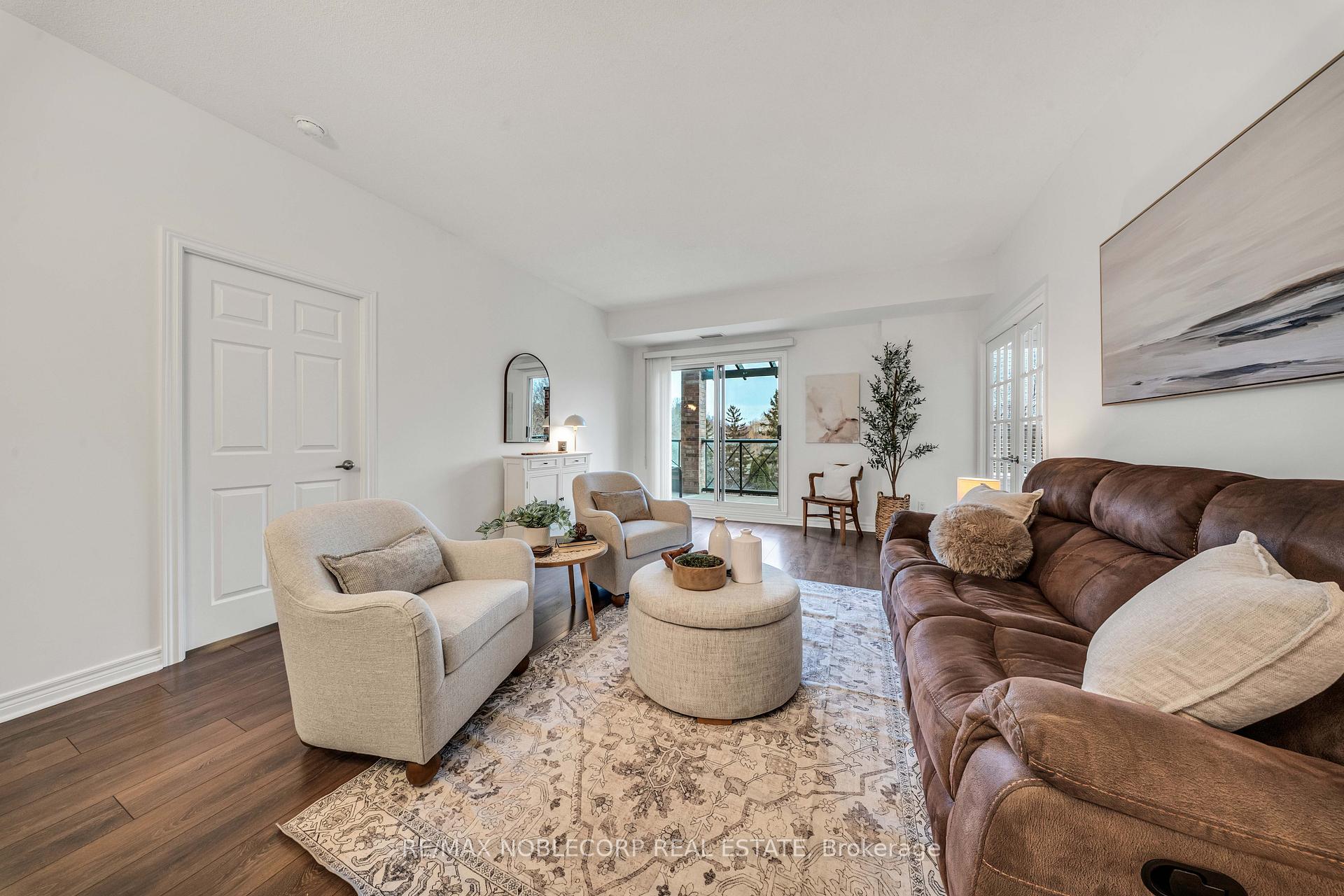 3 Bedrooms Condo at 121 Woodbridge, Vaughan For sale
