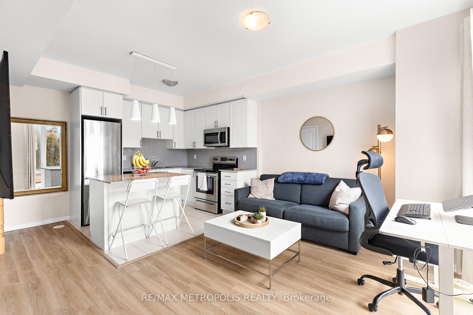 2 Bedrooms Condo at 24 Fieldway,  Toronto For sale