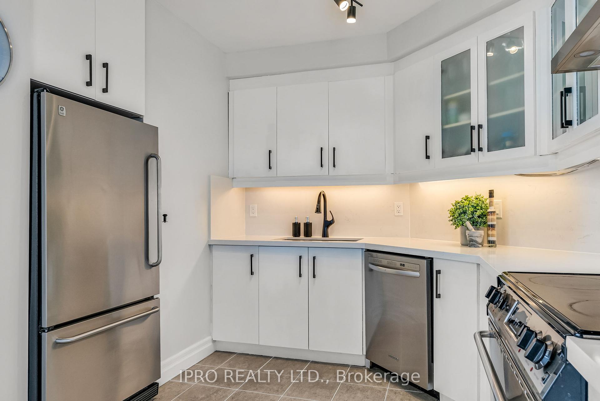 3 Bedrooms Condo at 500 Queens, Toronto For sale
