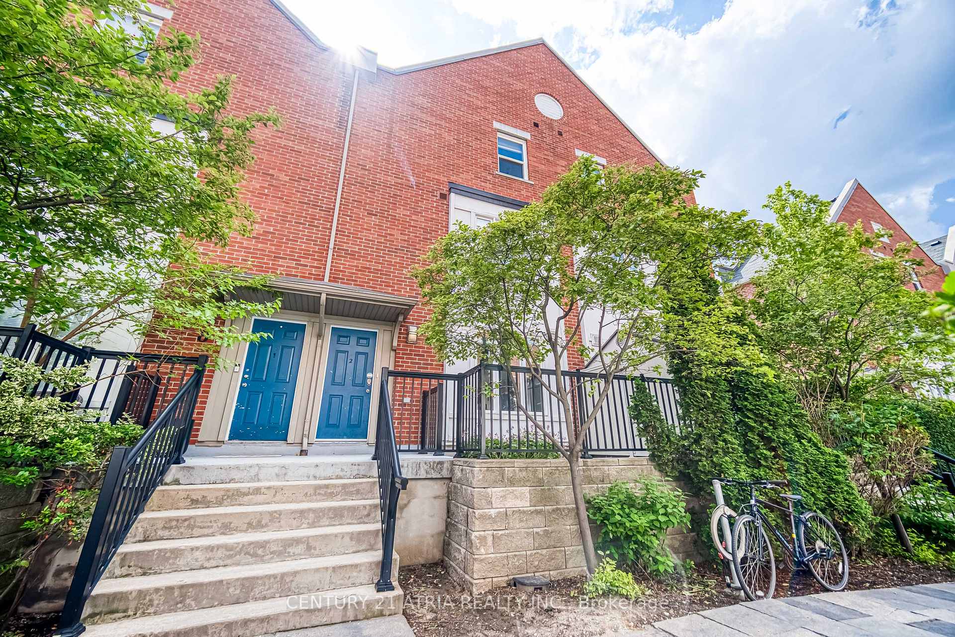 2 Bedrooms Condo at 8 Frances Loring, Toronto For sale