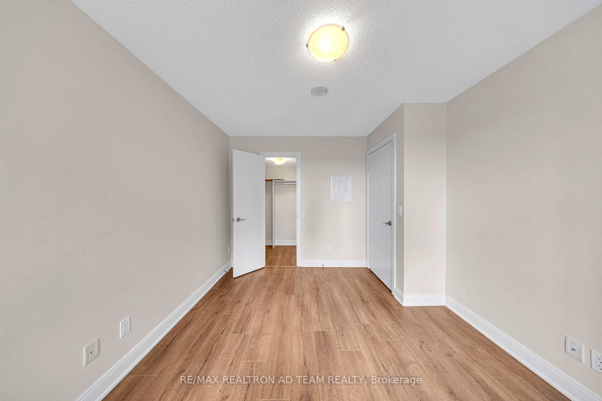 2 Bedrooms Condo at 125 Village Green, Toronto For sale