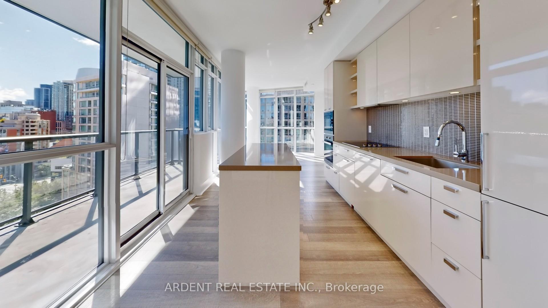 3 Bedrooms Condo at 32 Davenport,  Toronto For sale