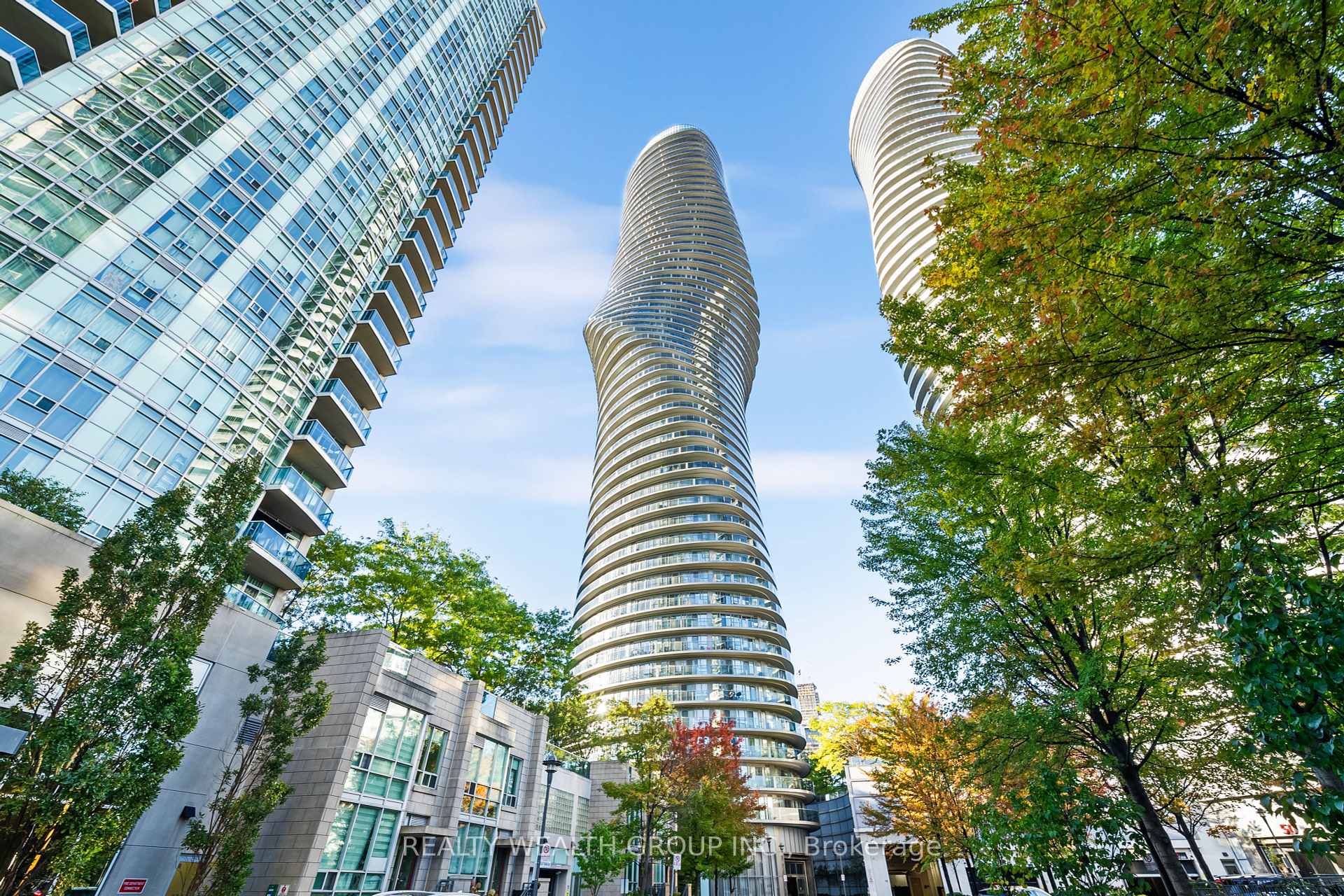 3 Bedrooms Condo at 60 absolute, Mississauga For sale