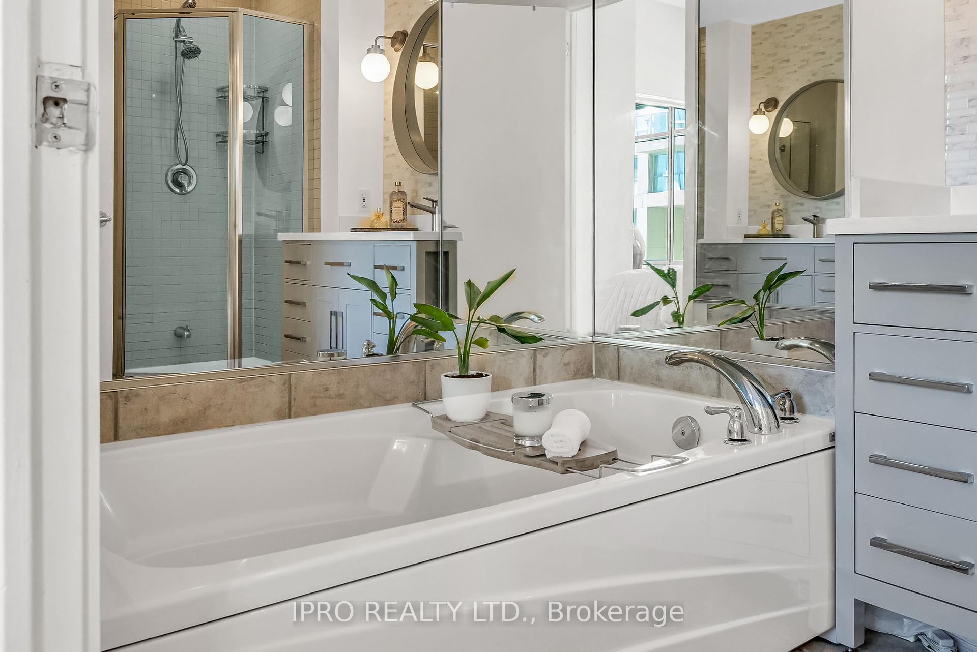 3 Bedrooms Condo at 500 Queens, Toronto For sale