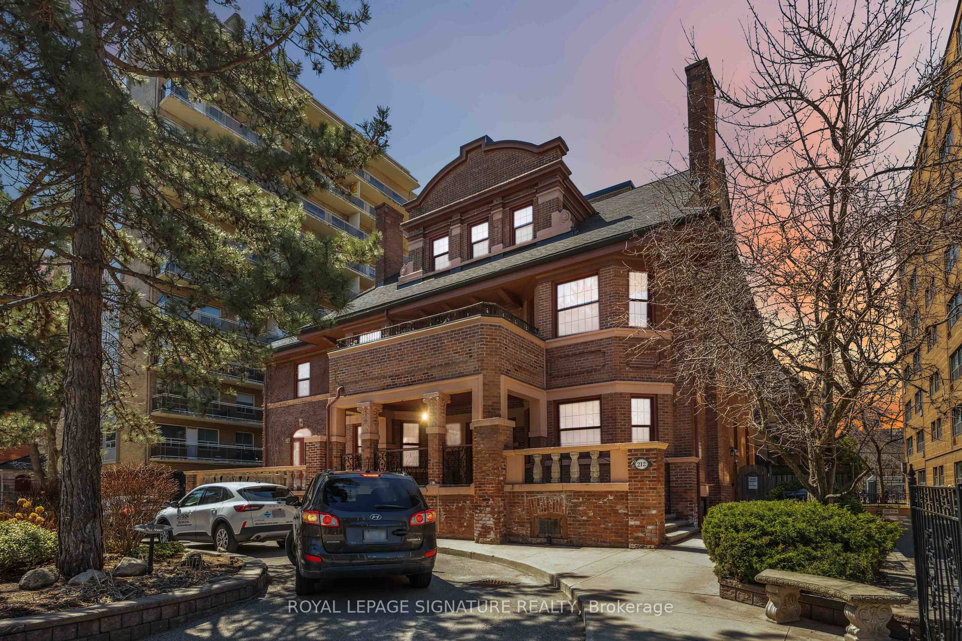 2 Bedrooms Condo at 212 St. George, Toronto For sale