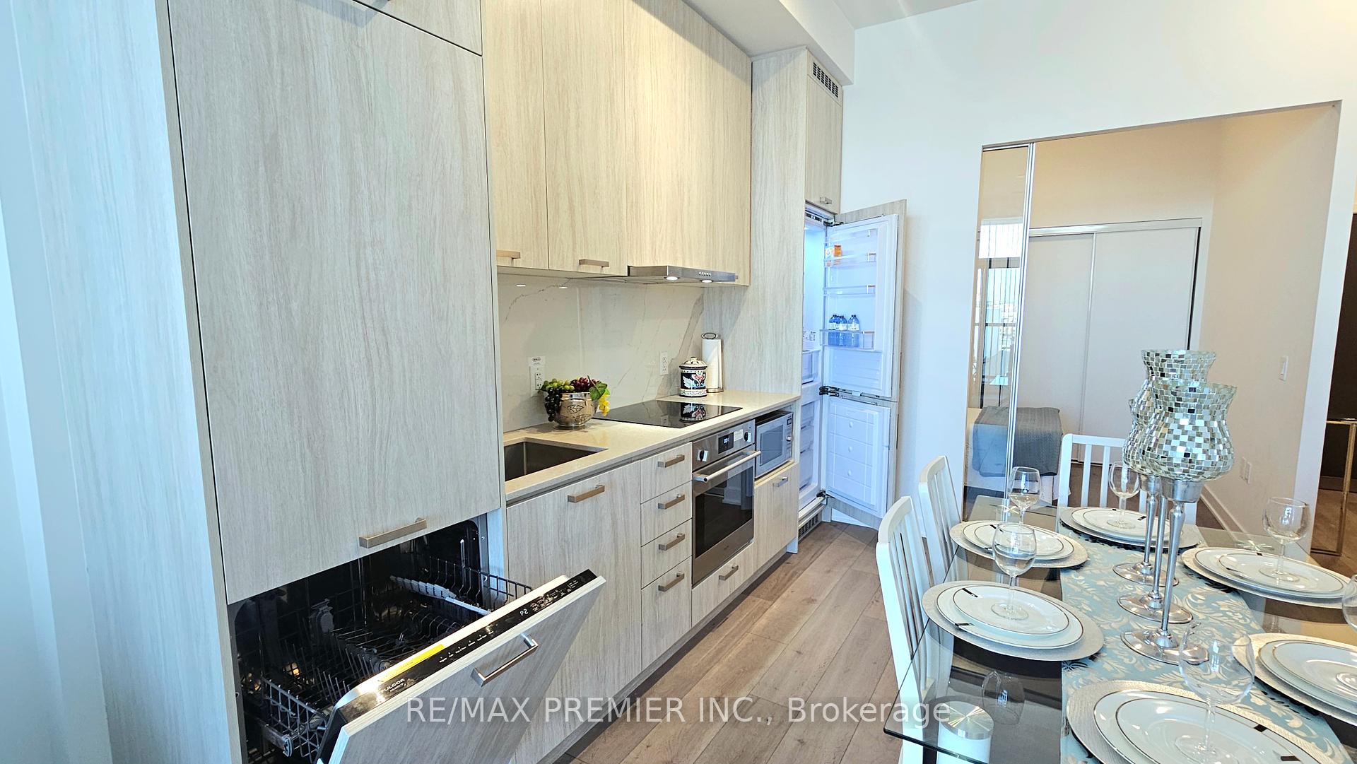 2 Bedrooms Condo at 10 Honeycrisp, Vaughan For sale