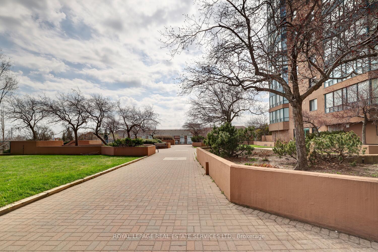 3 Bedrooms Condo at 155 Hillcrest,  Mississauga For sale