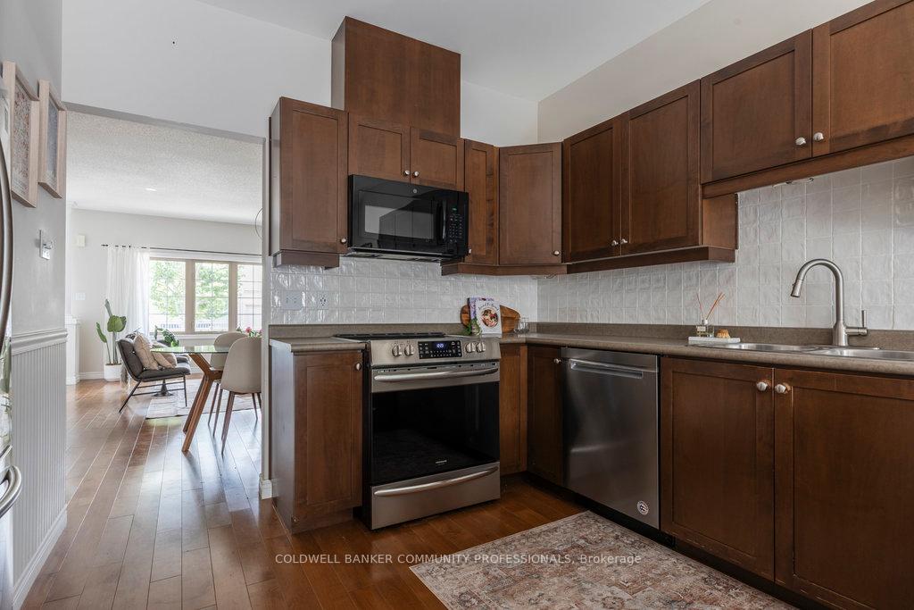 2 Bedrooms Condo at 130 Southbrook, Hamilton For sale