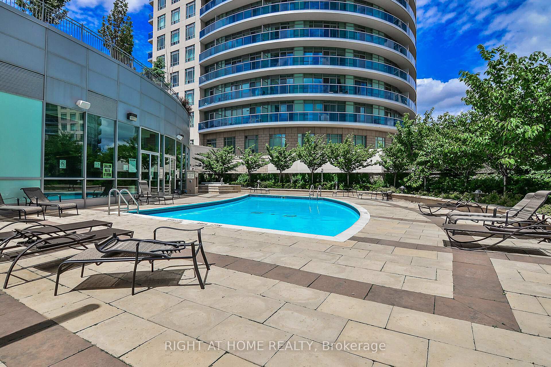 2 Bedrooms Condo at 70 Absolute, Mississauga For sale