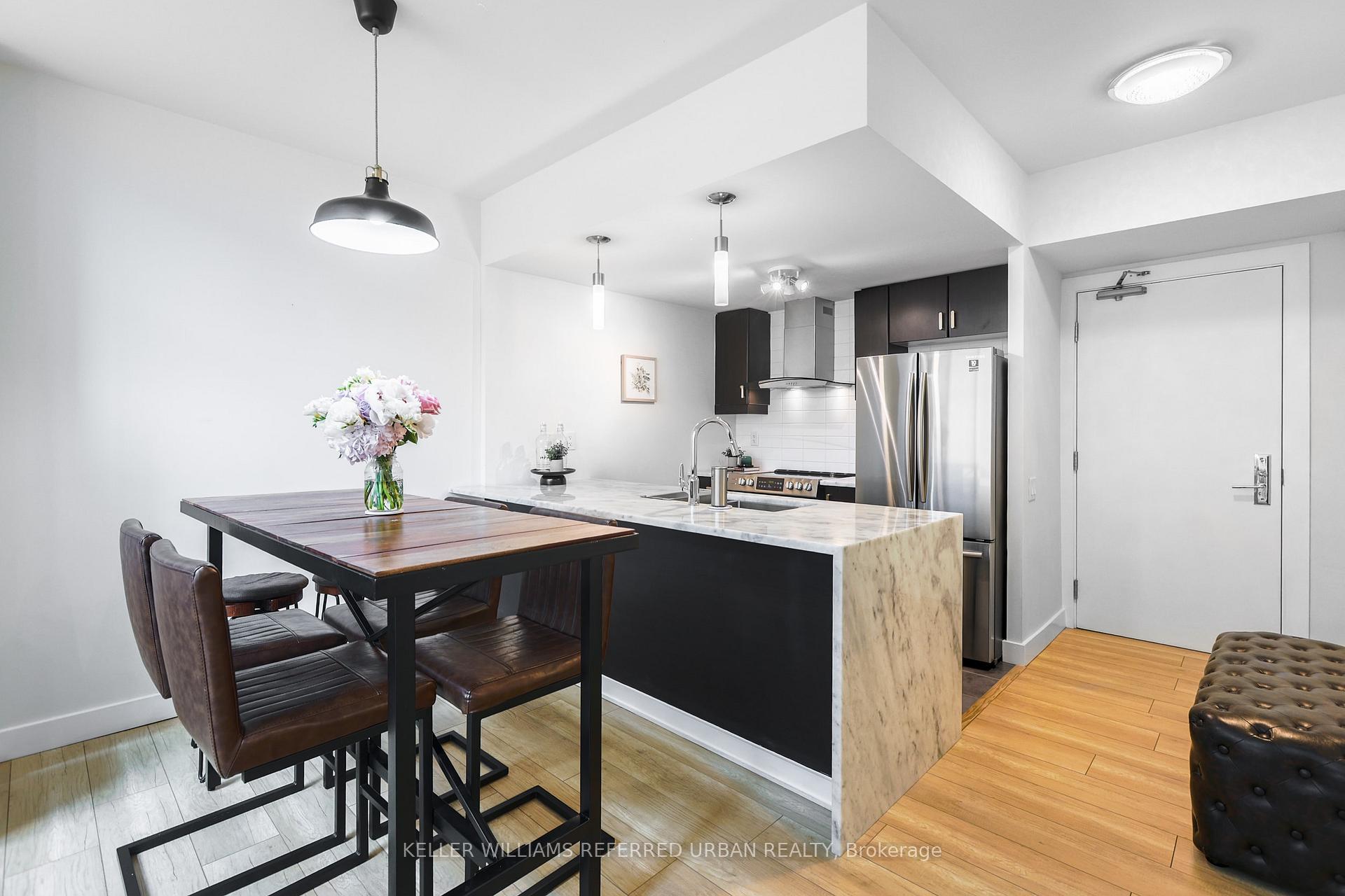 2 Bedrooms Condo at 19 Town Centre, Toronto For sale