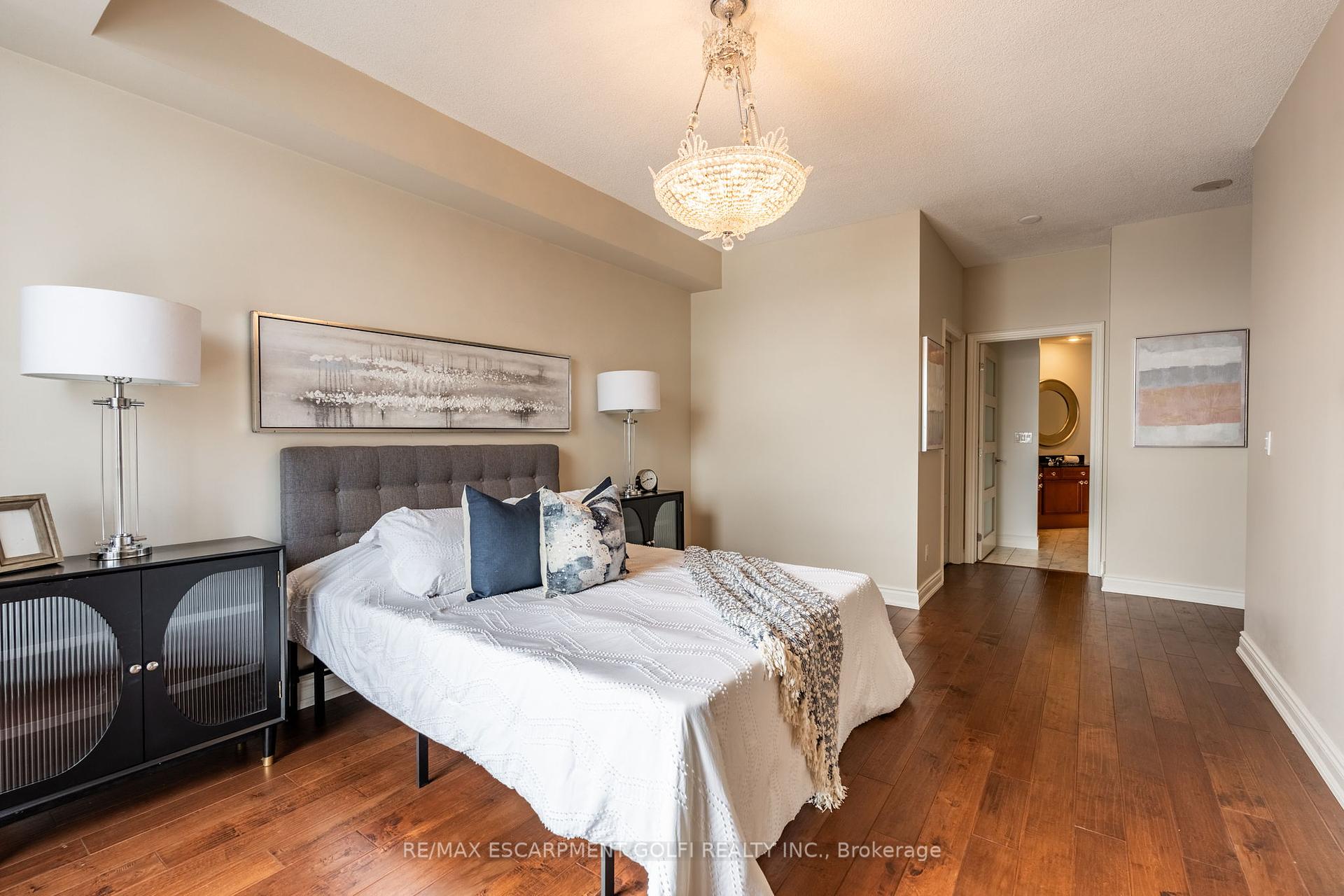 2 Bedrooms Condo at 1477 Lakeshore, Burlington For sale