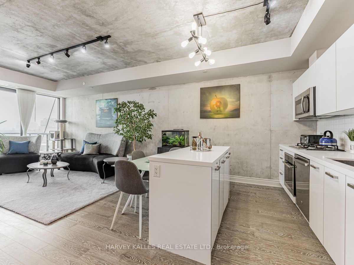 608 Richmond Street W 816