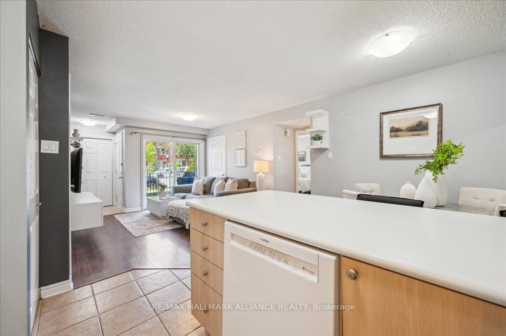 2 Bedrooms Condo at 1701 Lampman, Burlington For sale