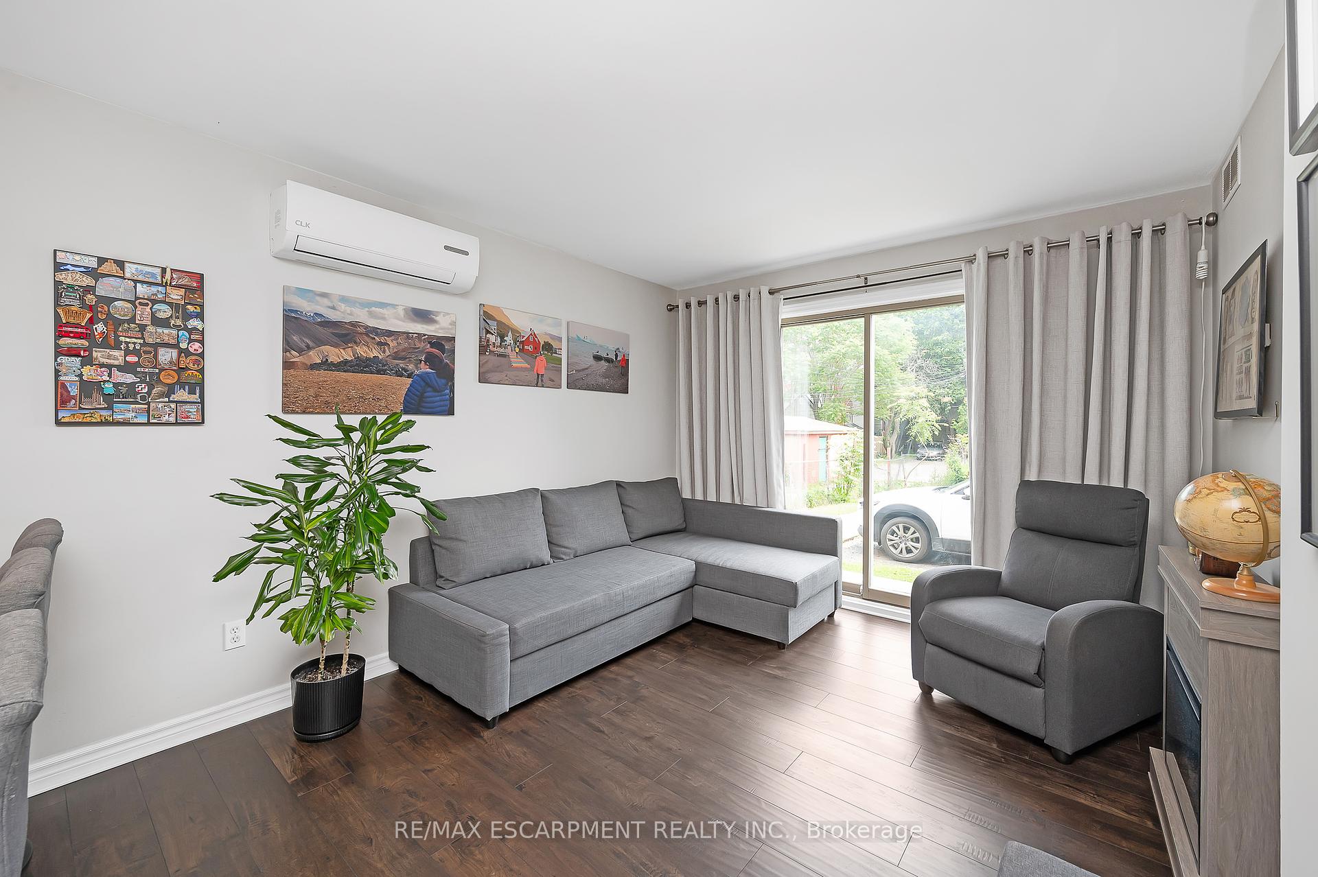 2 Bedrooms Condo at 28 Victoria, Hamilton For sale
