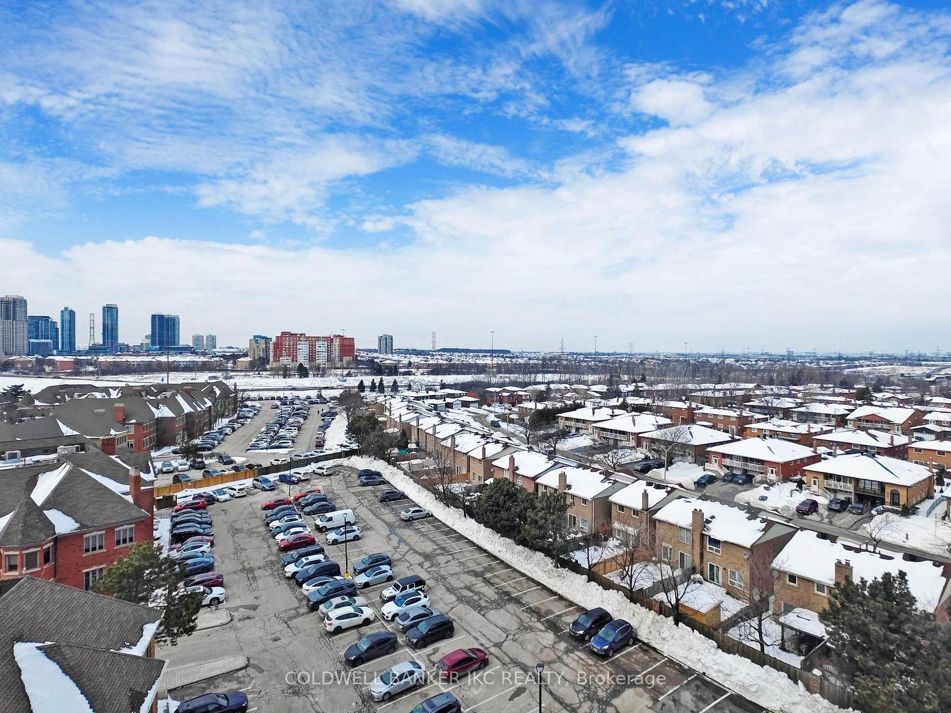 3 Bedrooms Condo at 4235 Sherwoodtowne, Mississauga For sale